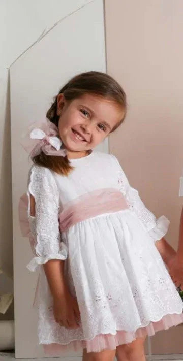 Vestido batista perforada blanca y fajin rosa empolvado - PARDALETS