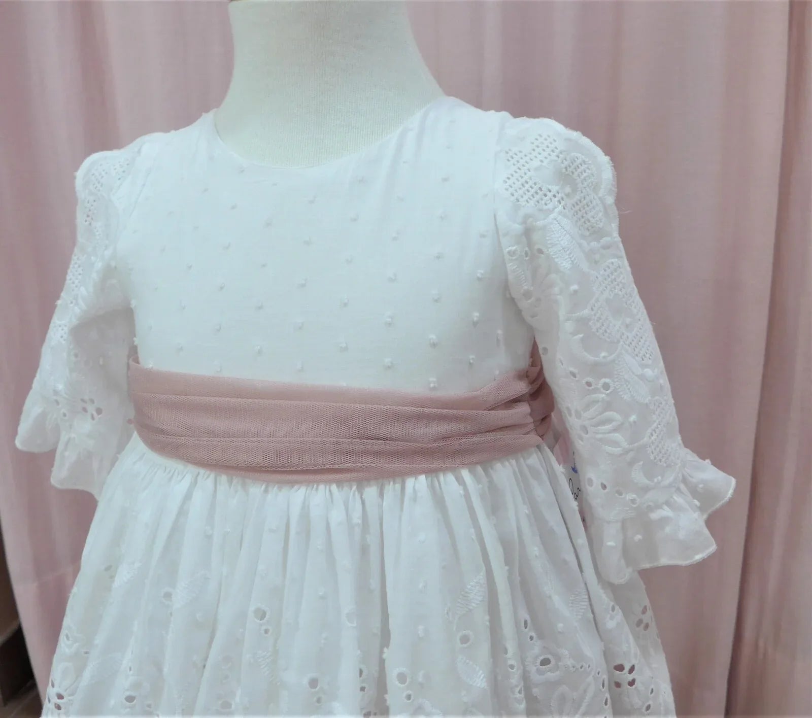 Vestido batista perforada blanca y fajin rosa empolvado - PARDALETS