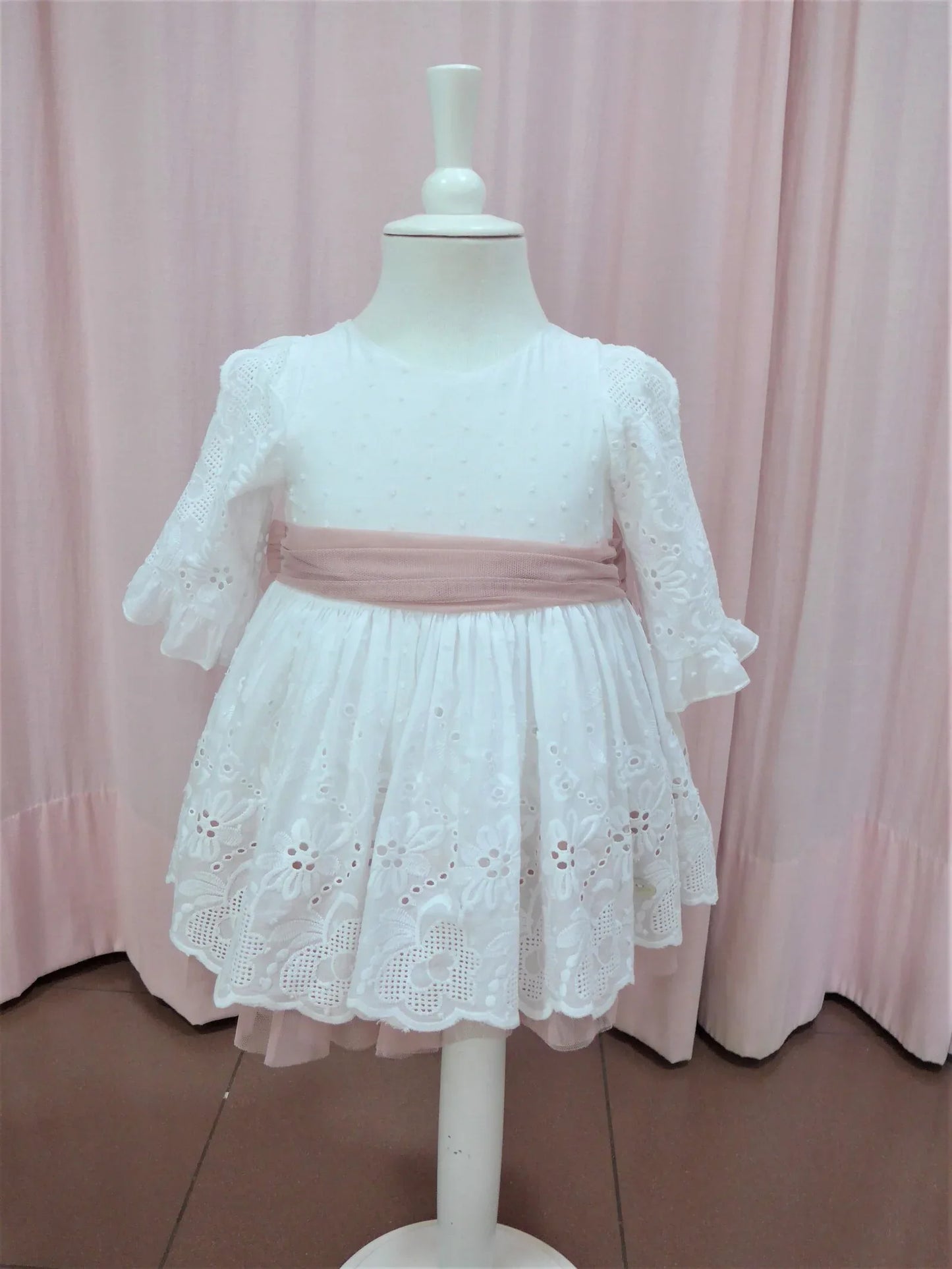 Vestido batista perforada blanca y fajin rosa empolvado - PARDALETS