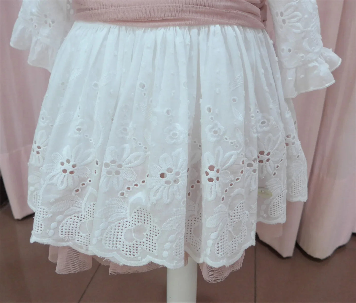 Vestido batista perforada blanca y fajin rosa empolvado - PARDALETS