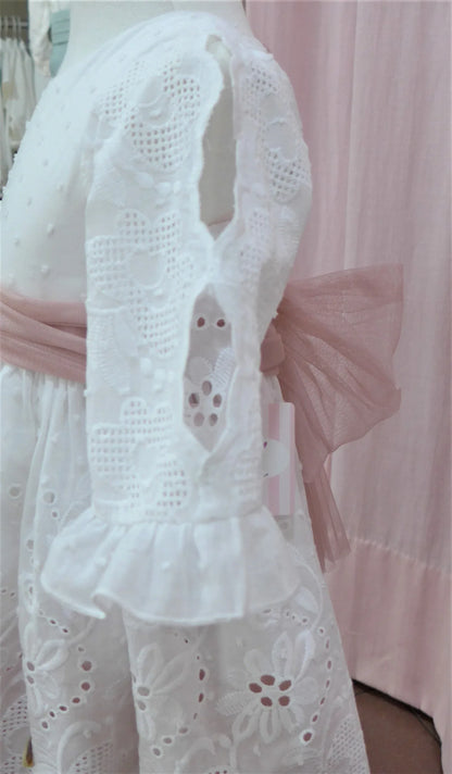 Vestido batista perforada blanca y fajin rosa empolvado - PARDALETS