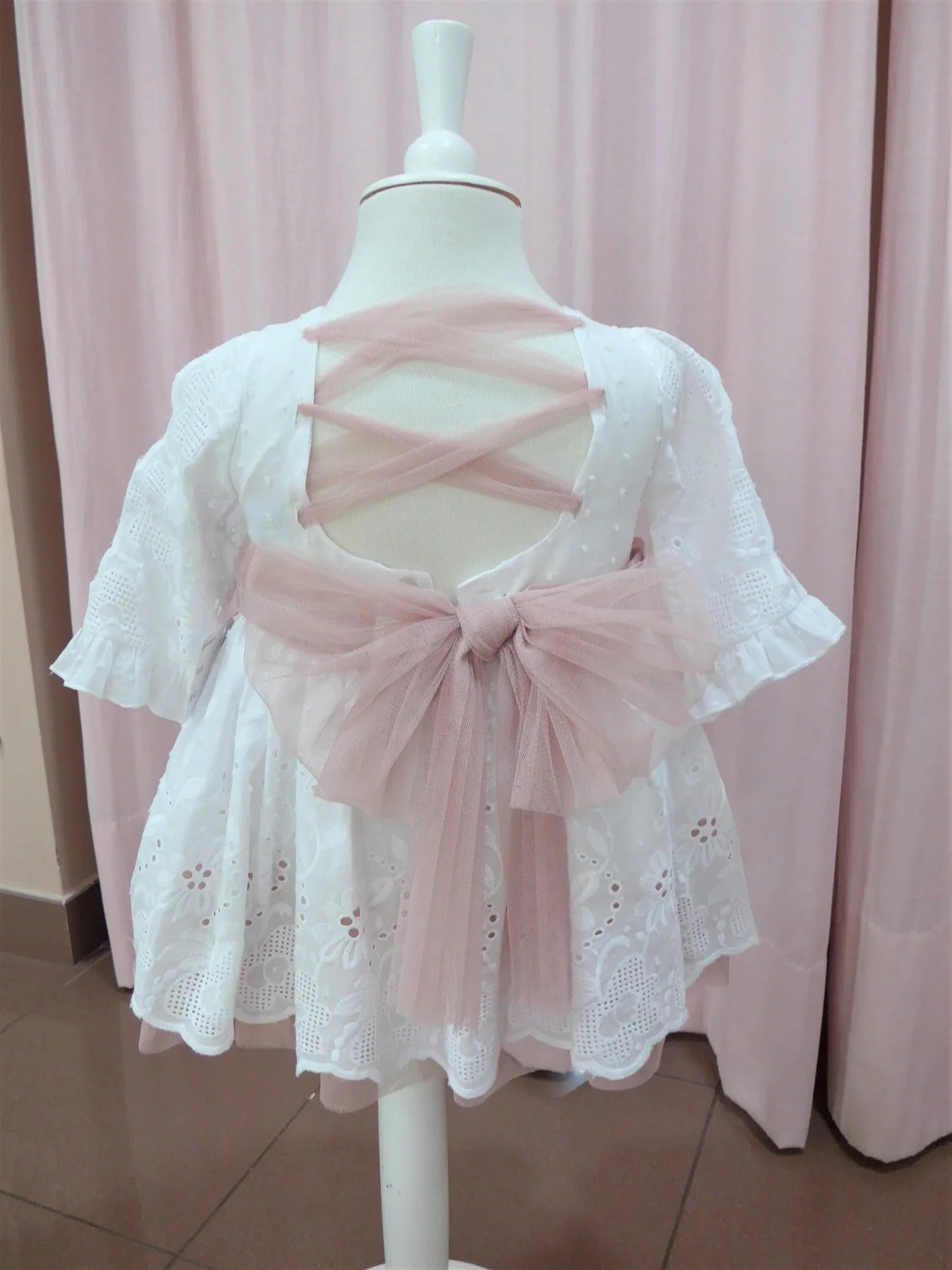 Vestido batista perforada blanca y fajin rosa empolvado - PARDALETS