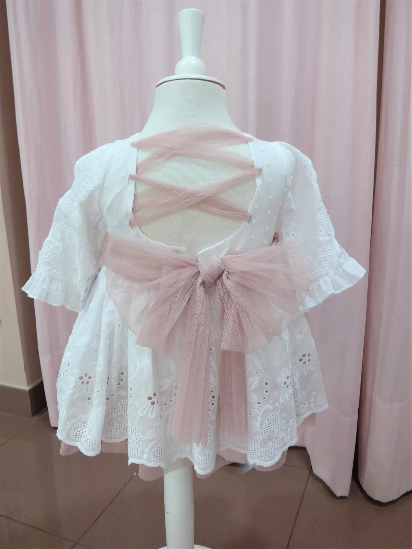Vestido batista perforada blanca y fajin rosa empolvado - PARDALETS