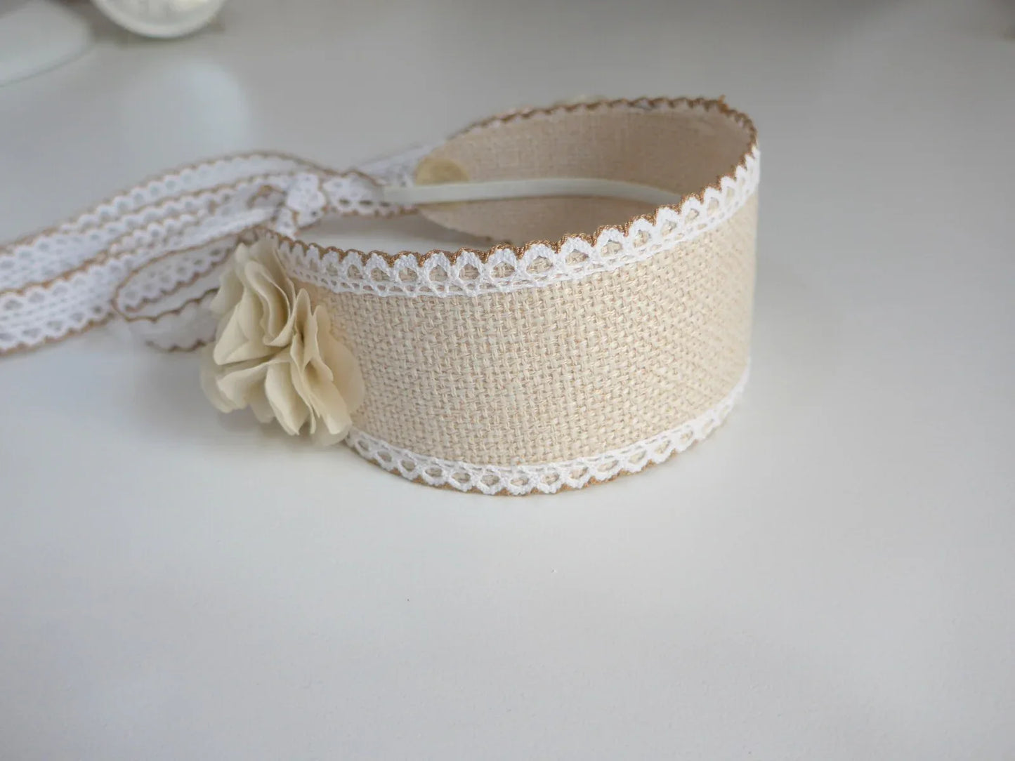 Capota beig con tira bicolor para atar - PARDALETS