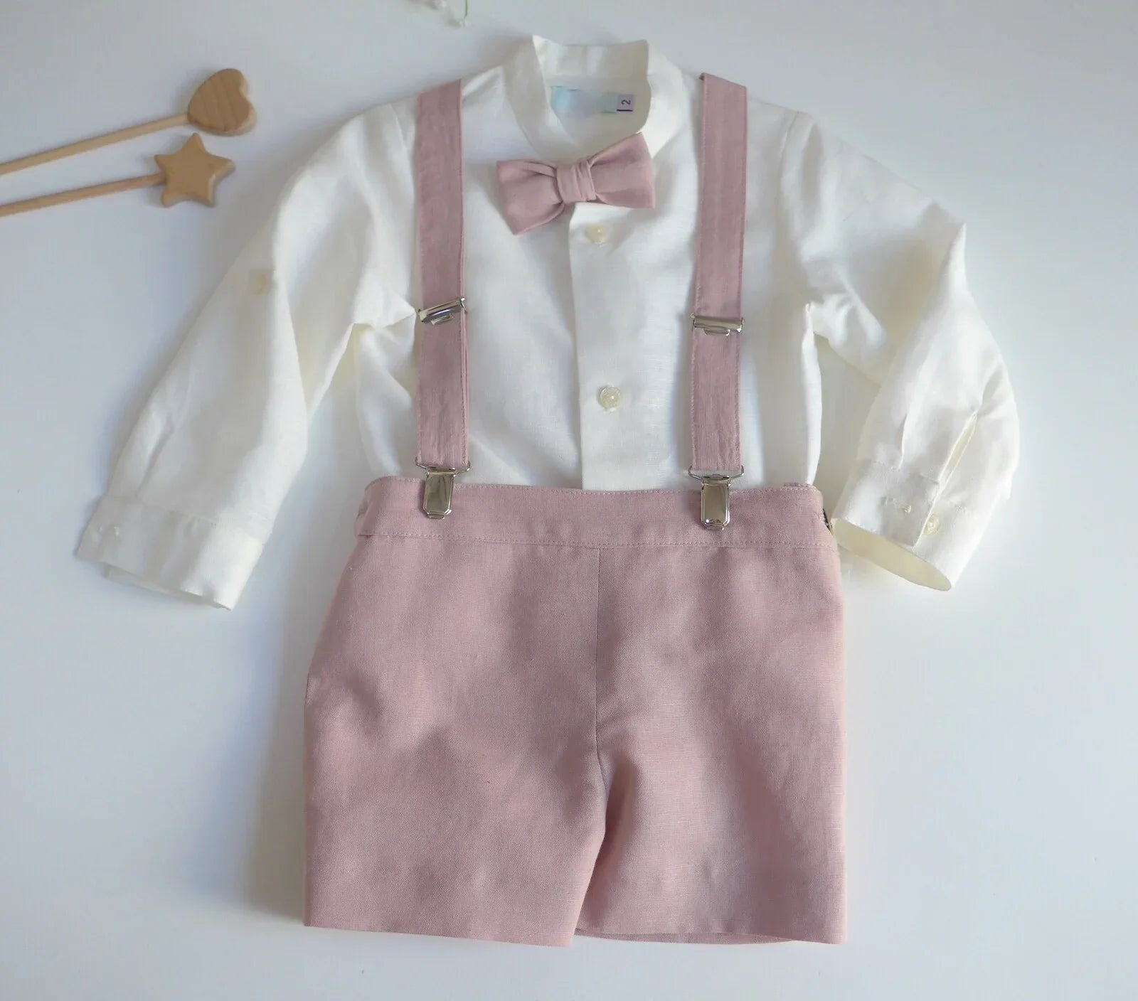 Conjunto camisa, short rosa empolvado, tirantes y pajarita - PARDALETS