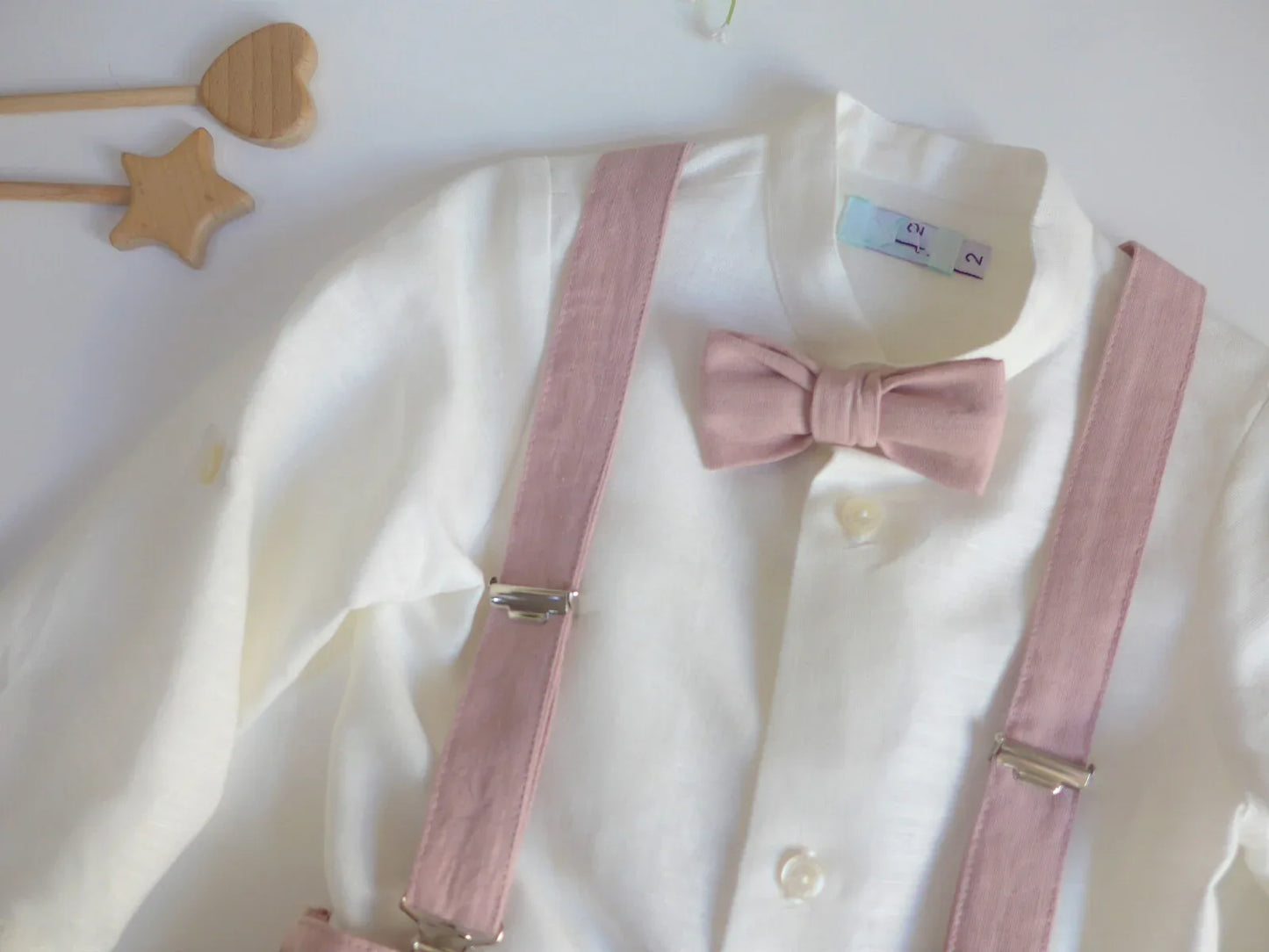 Conjunto camisa, short rosa empolvado, tirantes y pajarita - PARDALETS