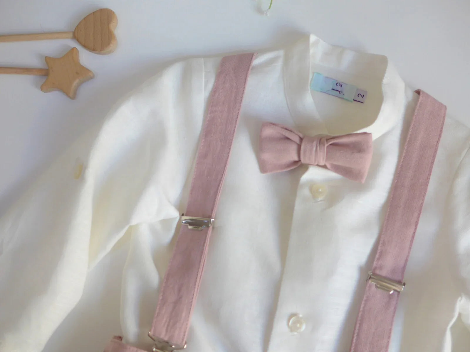 Conjunto camisa, short rosa empolvado, tirantes y pajarita - PARDALETS