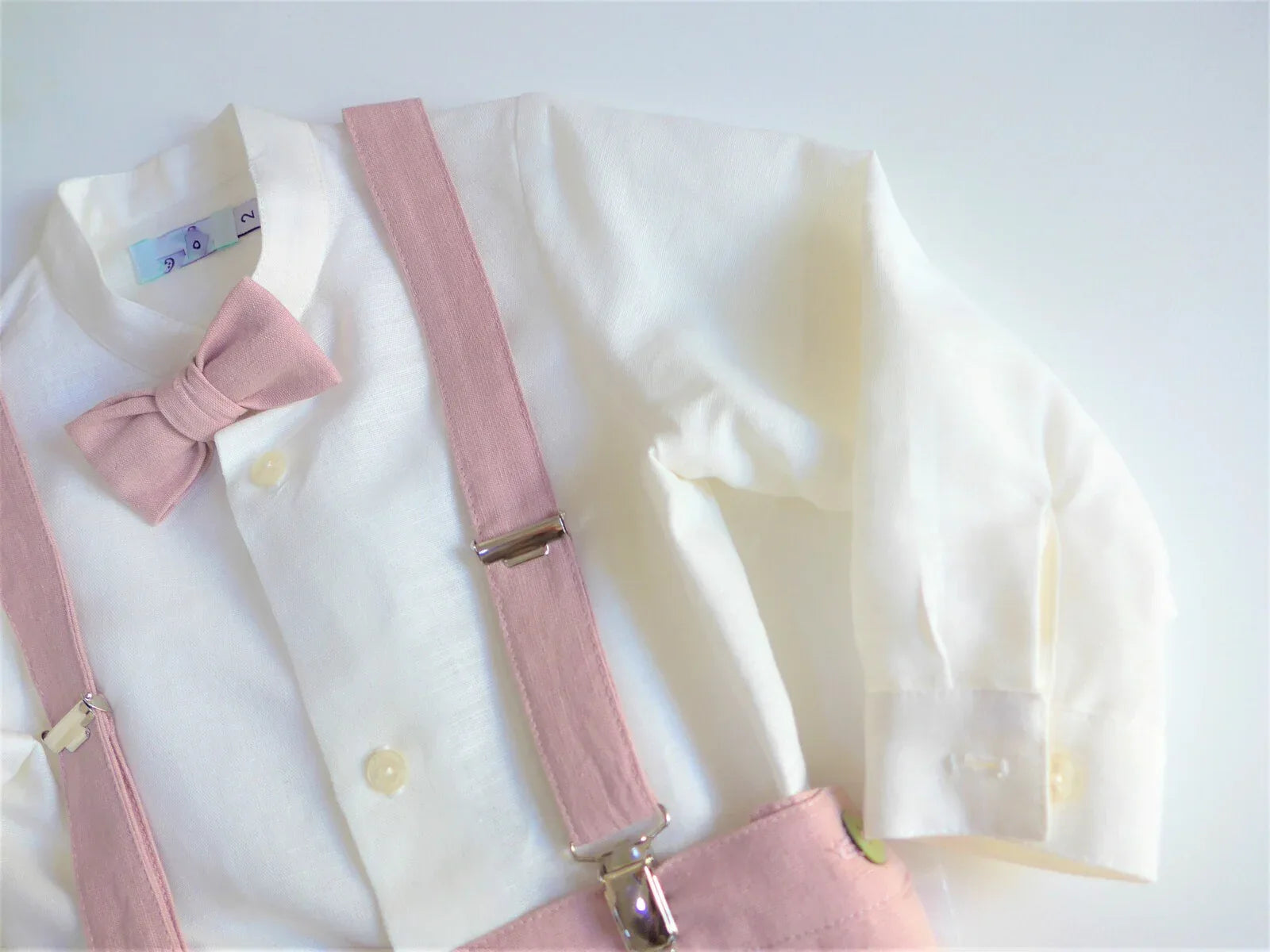 Conjunto camisa, short rosa empolvado, tirantes y pajarita - PARDALETS