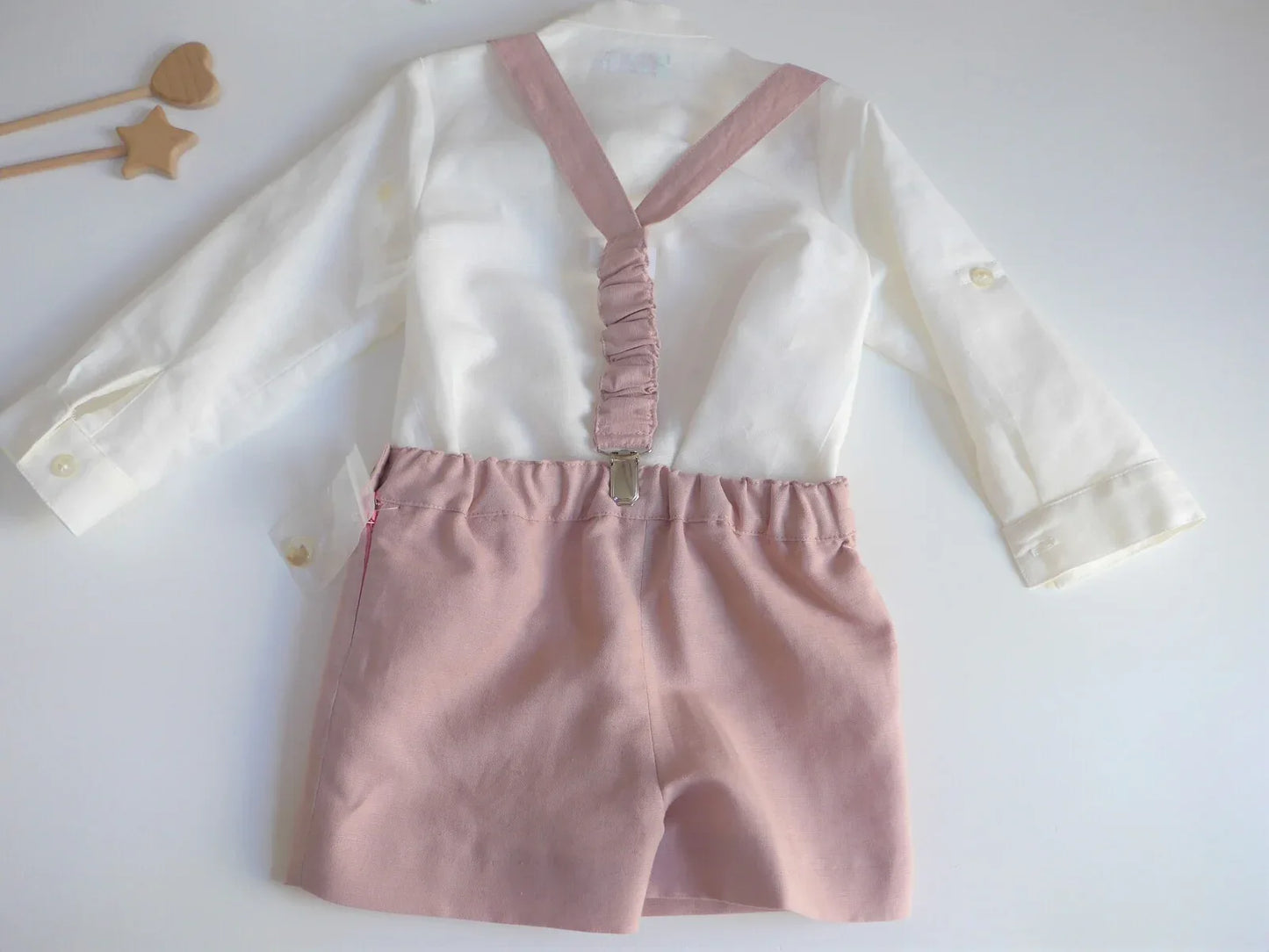 Conjunto camisa, short rosa empolvado, tirantes y pajarita - PARDALETS