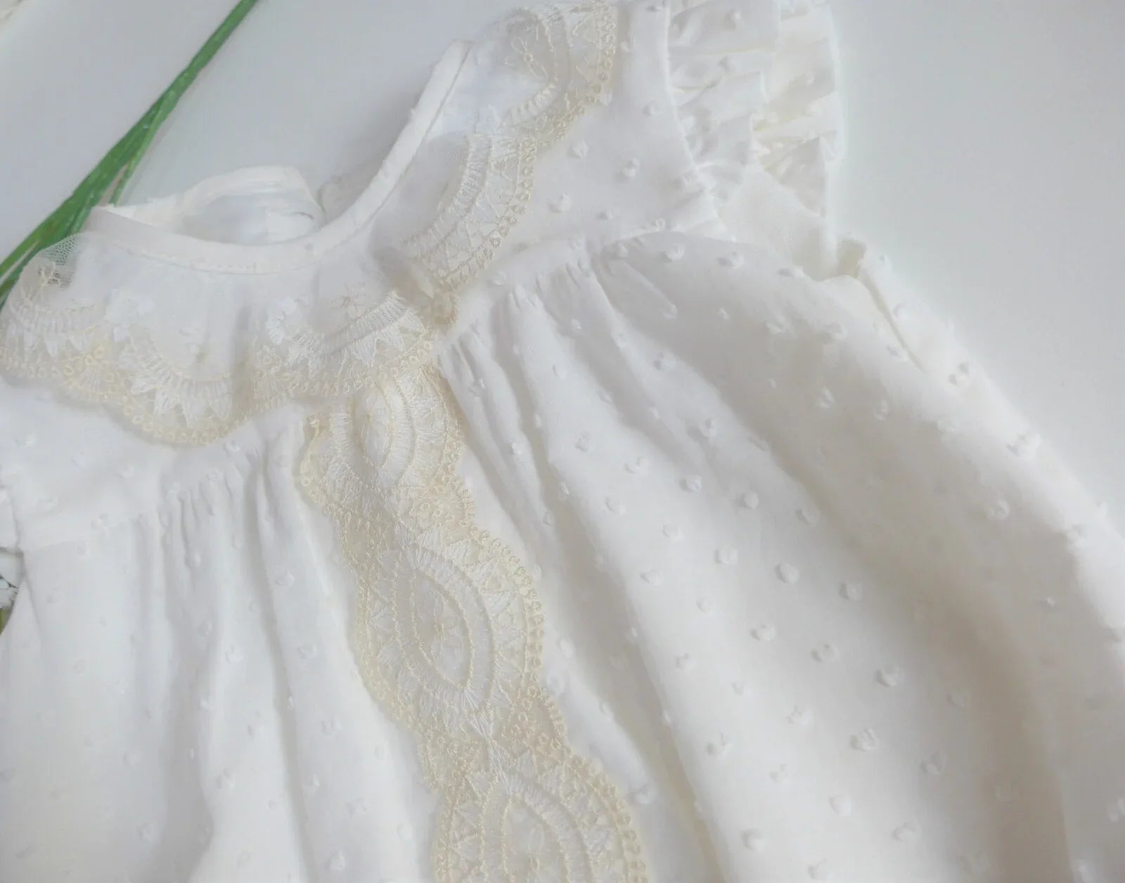 Pelele plumeti beig con cuello puntilla - PARDALETS