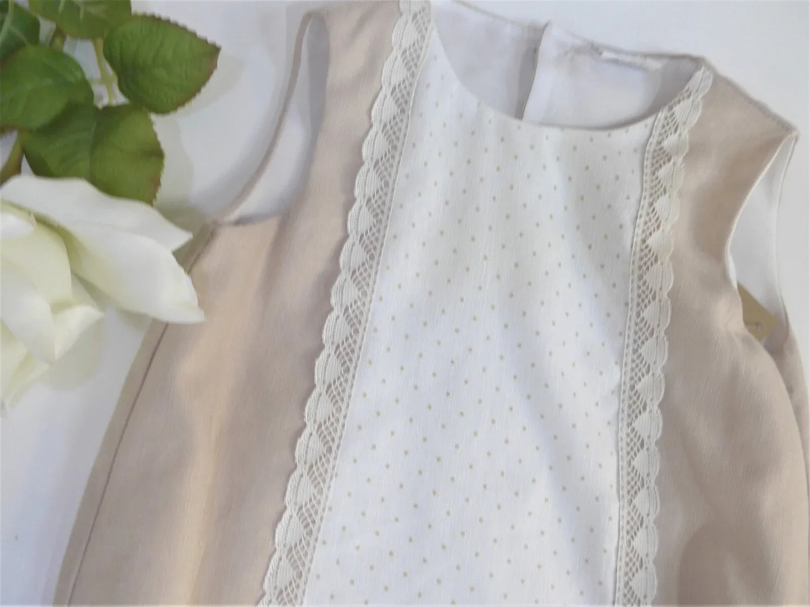 Pelele lino camel con delantero topitos - PARDALETS