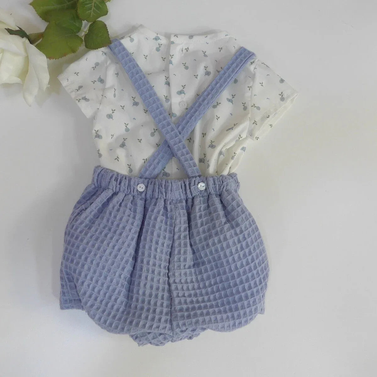 Conjunto camisa estampada y short azul con tirantes - PARDALETS