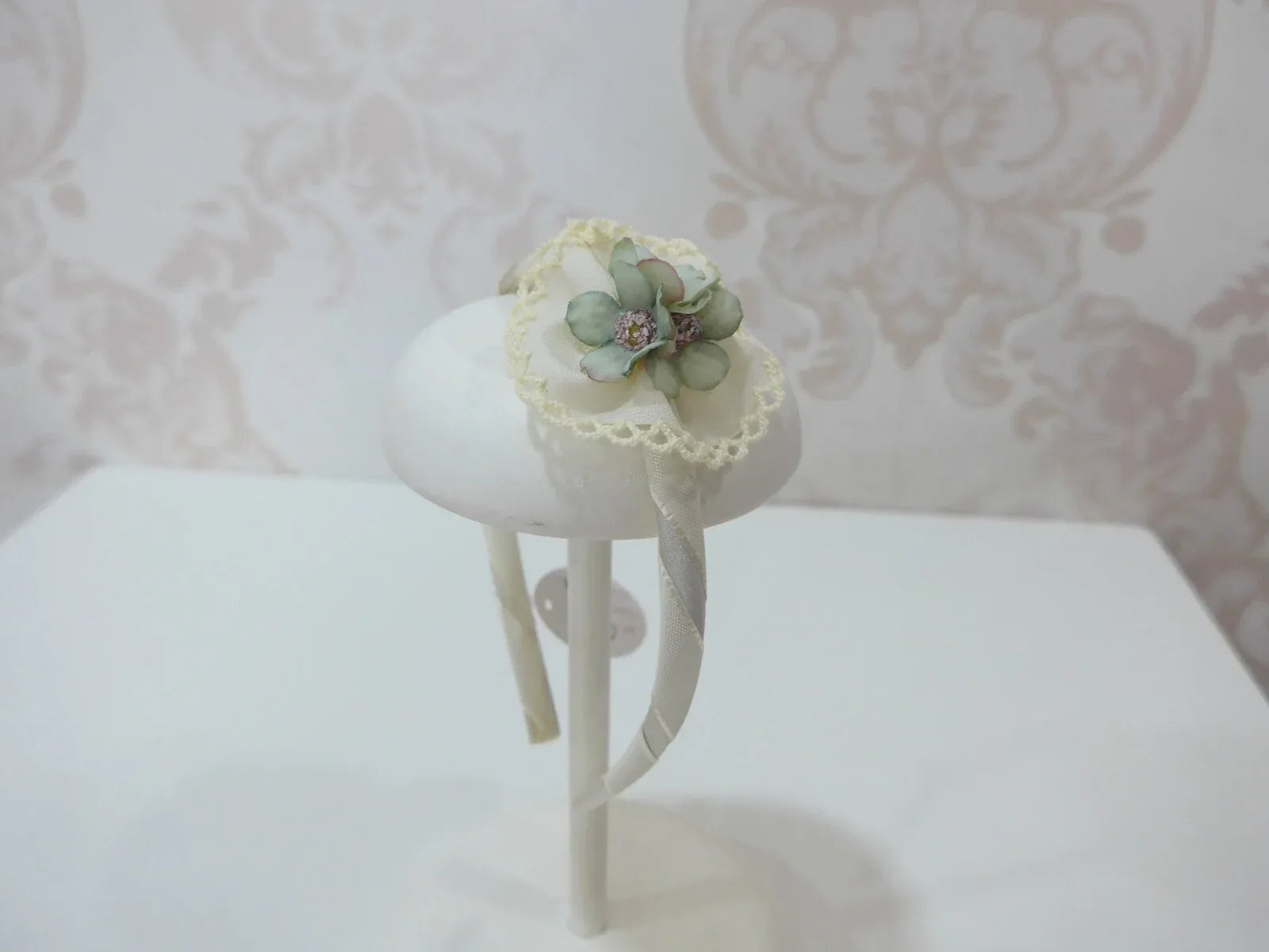 Diadema beig y flores verdes - PARDALETS