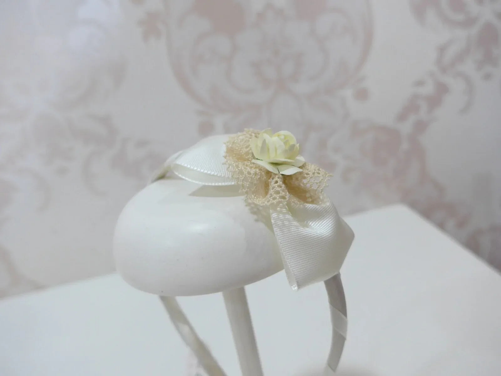 Diadema beig con flor - PARDALETS