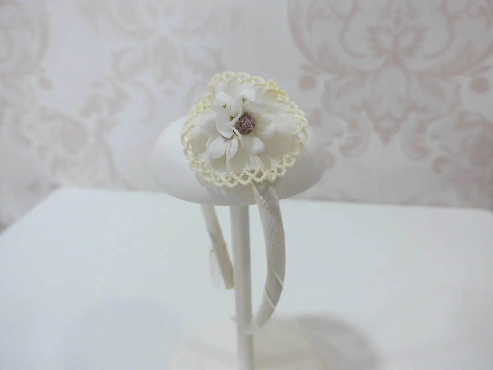 Diadema beig con 3 flores beig - PARDALETS