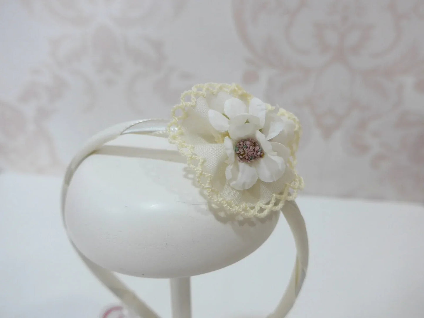 Diadema beig con 3 flores beig - PARDALETS