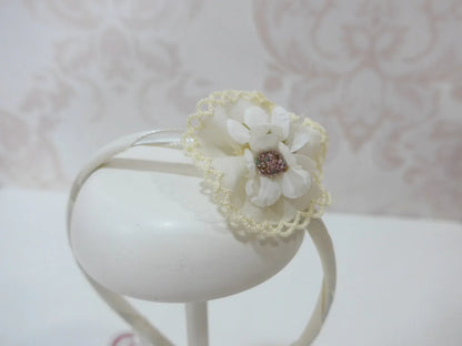 Diadema beig con 3 flores beig - PARDALETS