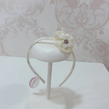 Diadema beig con 3 flores beig - PARDALETS