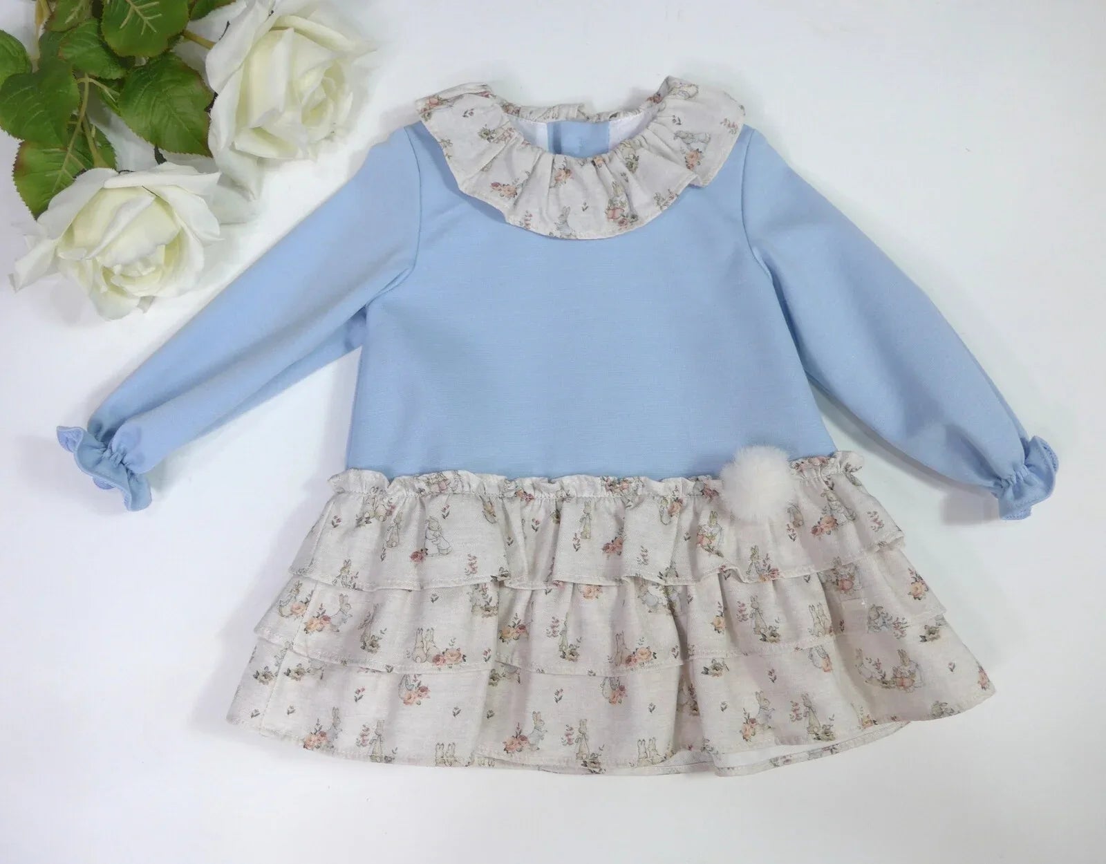 Vestido azul con volantes estampado conejitos "Trineo" - PARDALETS