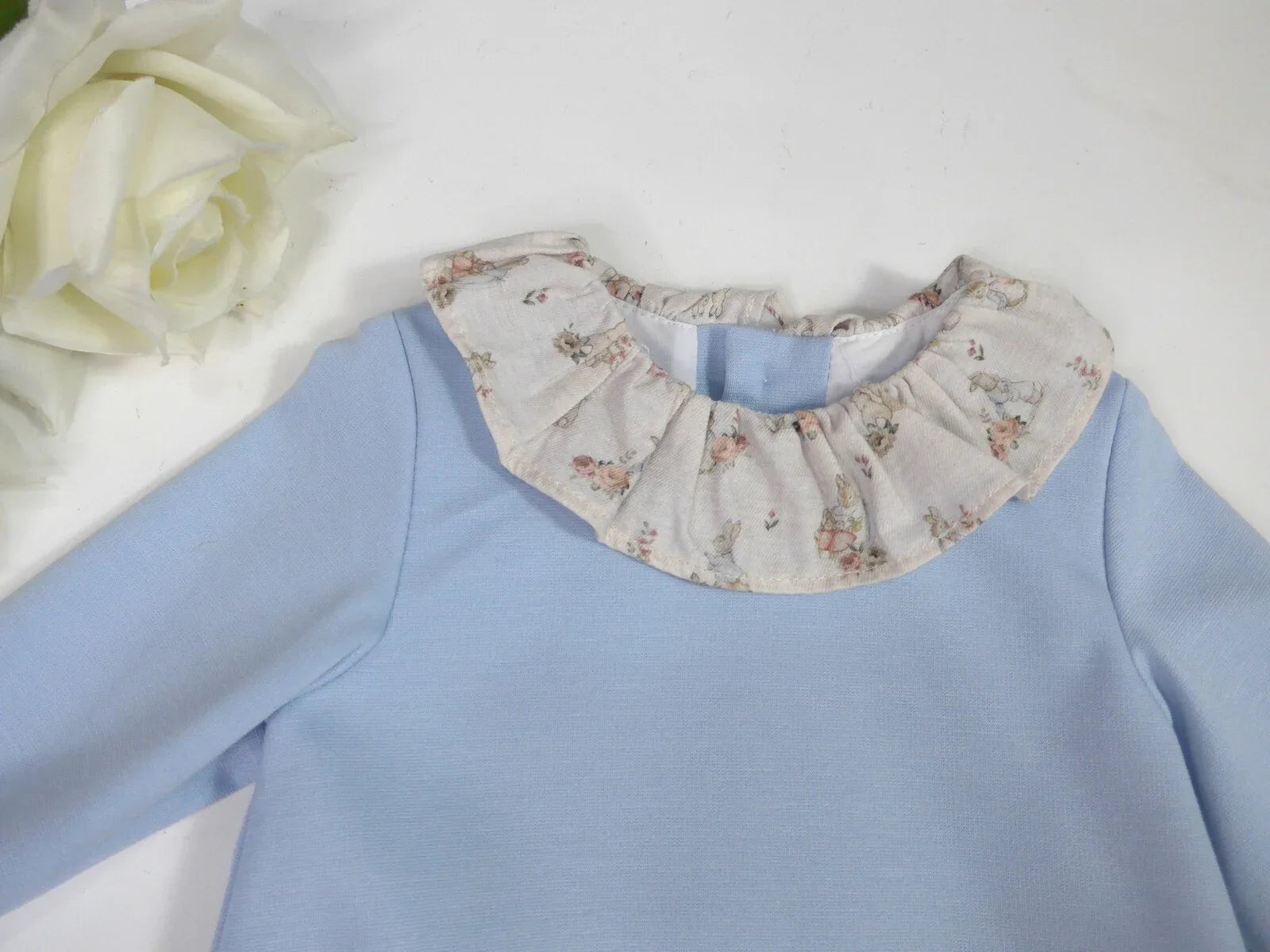 Vestido azul con volantes estampado conejitos "Trineo" - PARDALETS