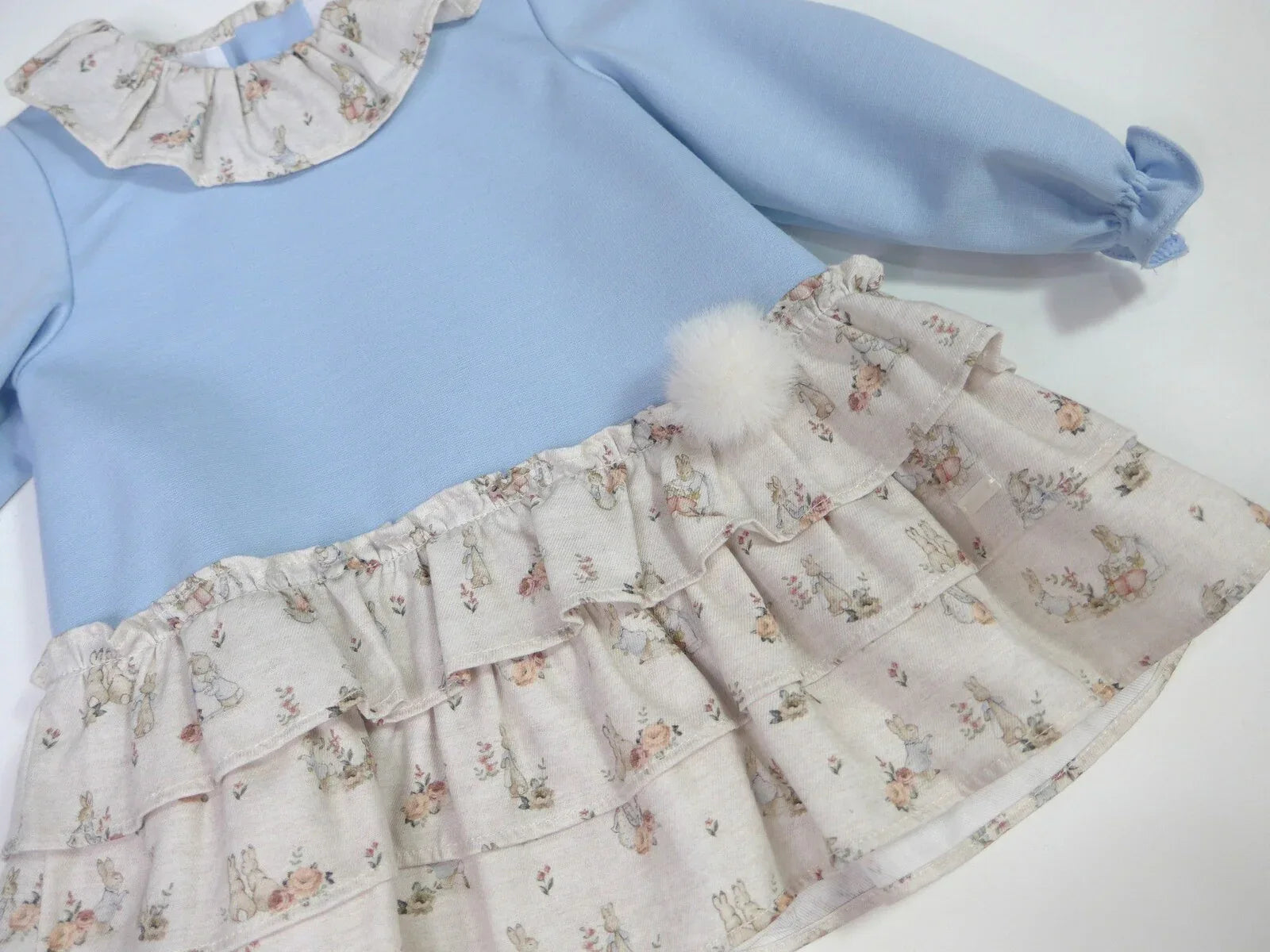 Vestido azul con volantes estampado conejitos "Trineo" - PARDALETS