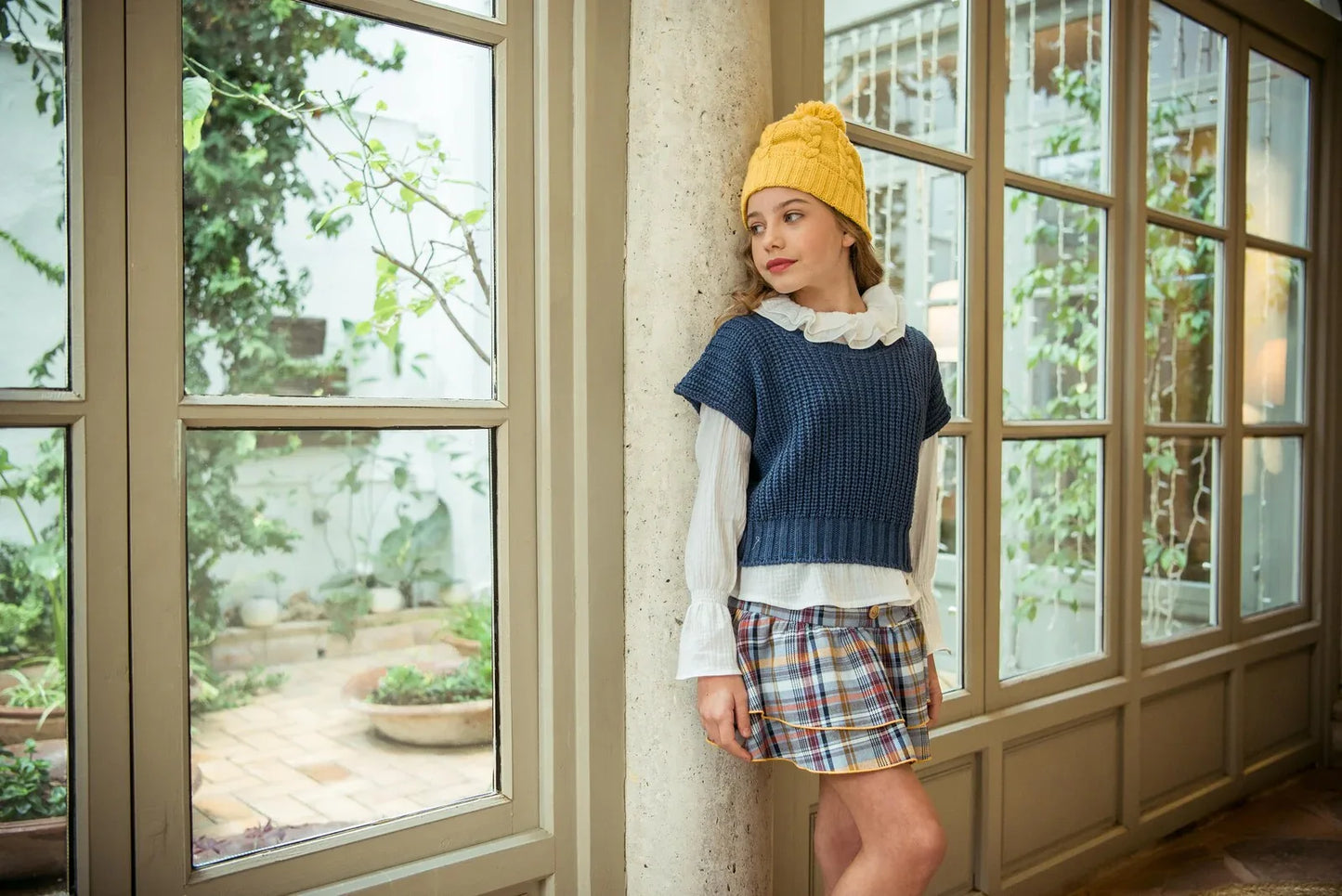 Conjunto blusa blanca, falda cuadros azules y chaleco azul "Enero" - PARDALETS