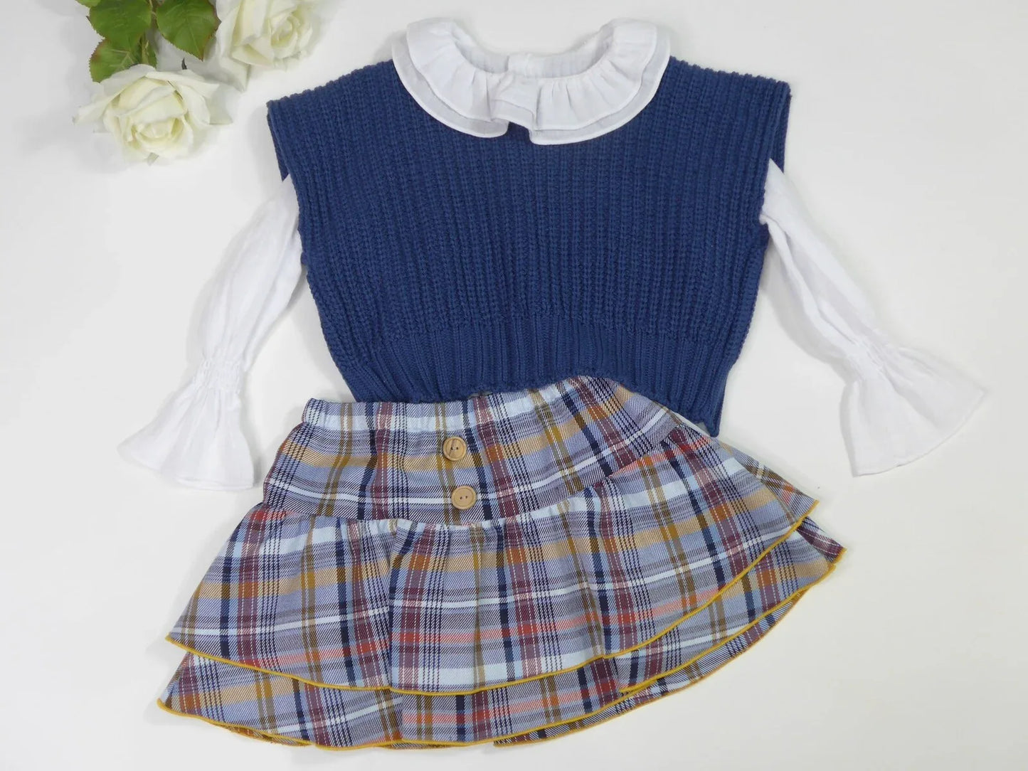 Conjunto blusa blanca, falda cuadros azules y chaleco azul "Enero" - PARDALETS