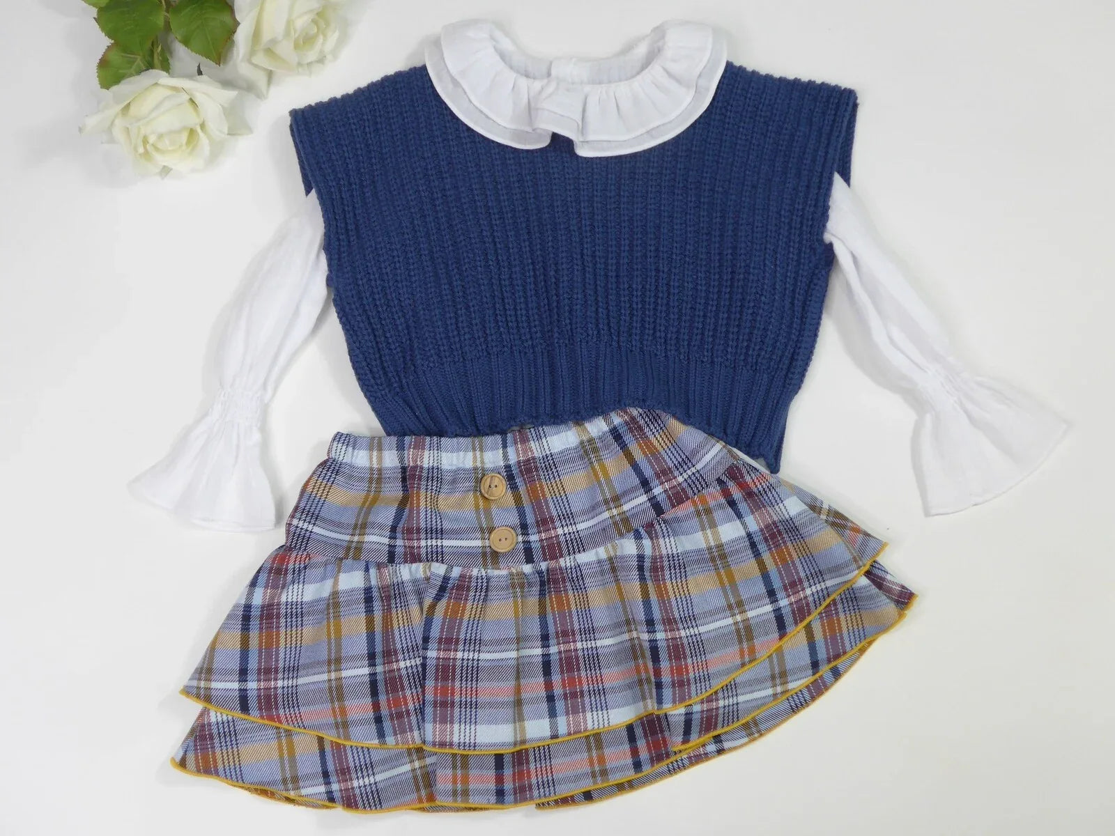Conjunto blusa blanca, falda cuadros azules y chaleco azul "Enero" - PARDALETS