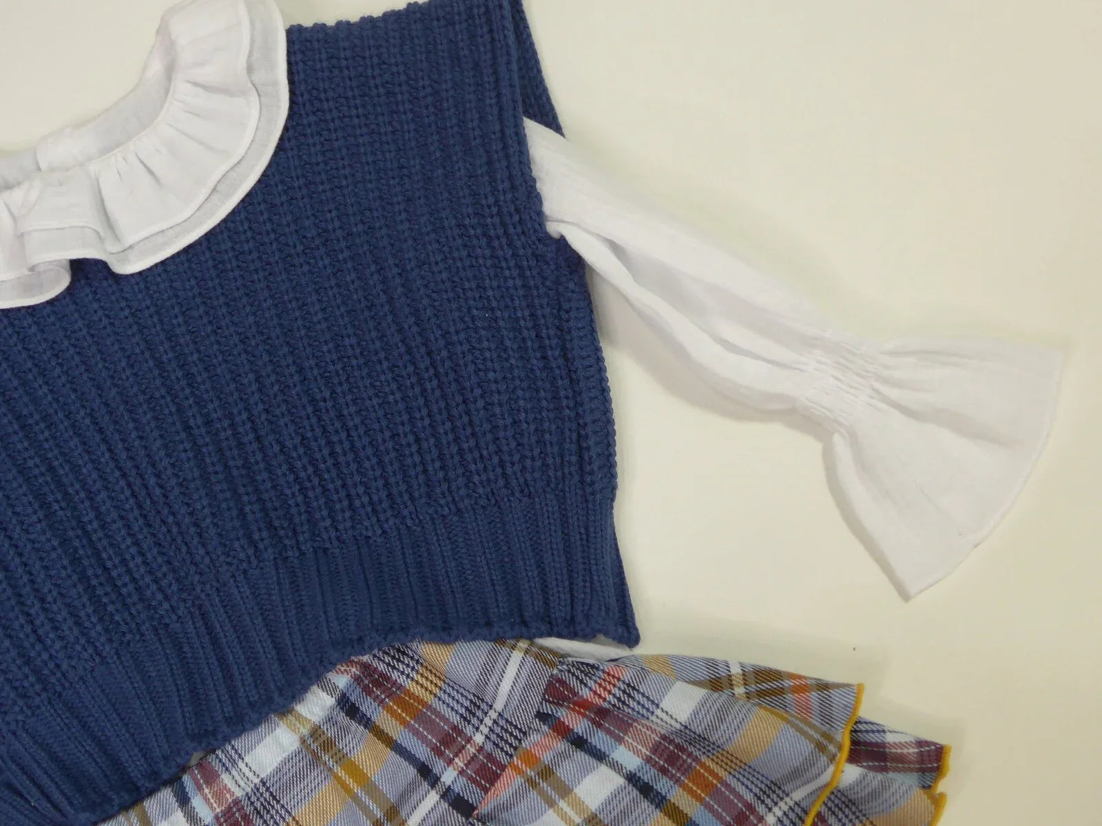 Conjunto blusa blanca, falda cuadros azules y chaleco azul "Enero" - PARDALETS