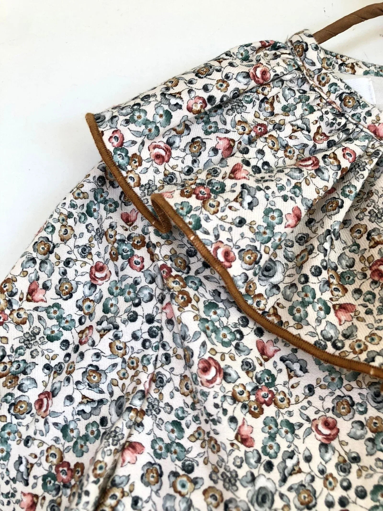 Vestido flores azules y marrones con volante - PARDALETS