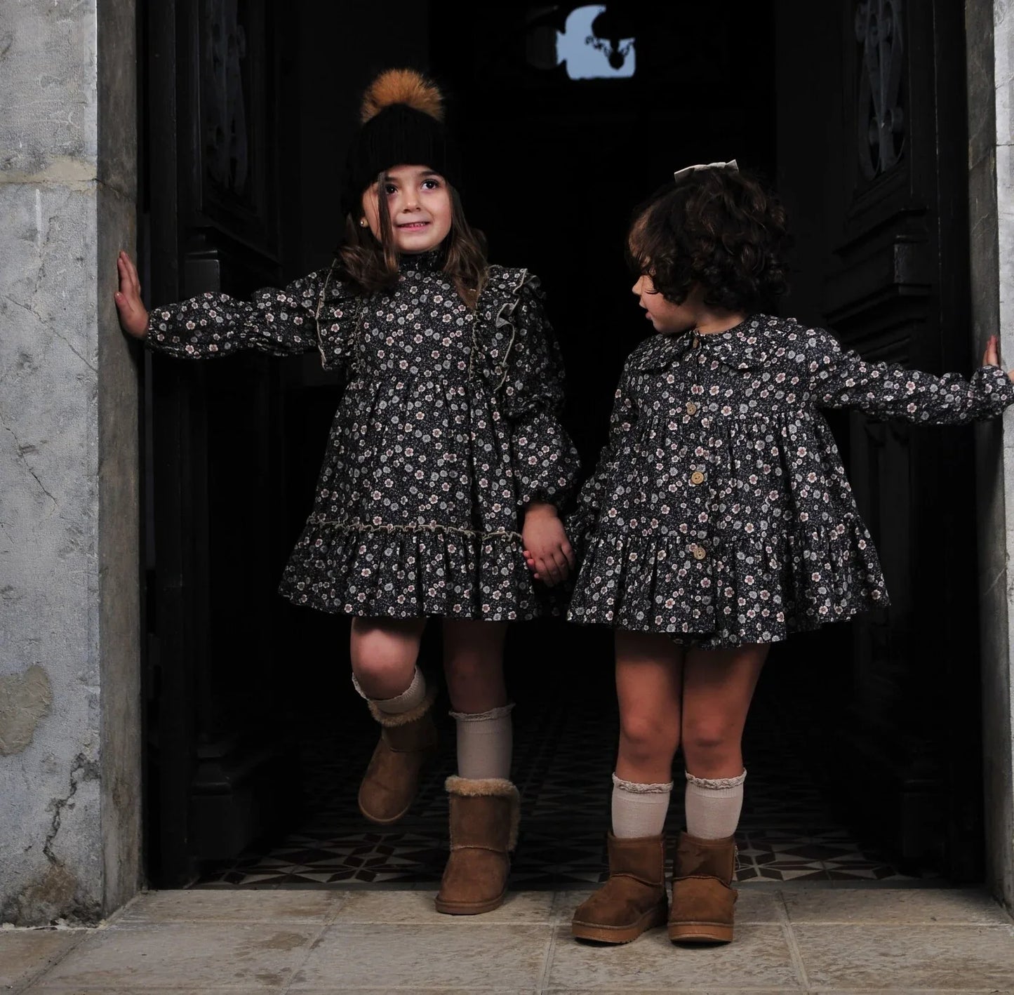 Vestido flores negro con flores marrones y volante - PARDALETS
