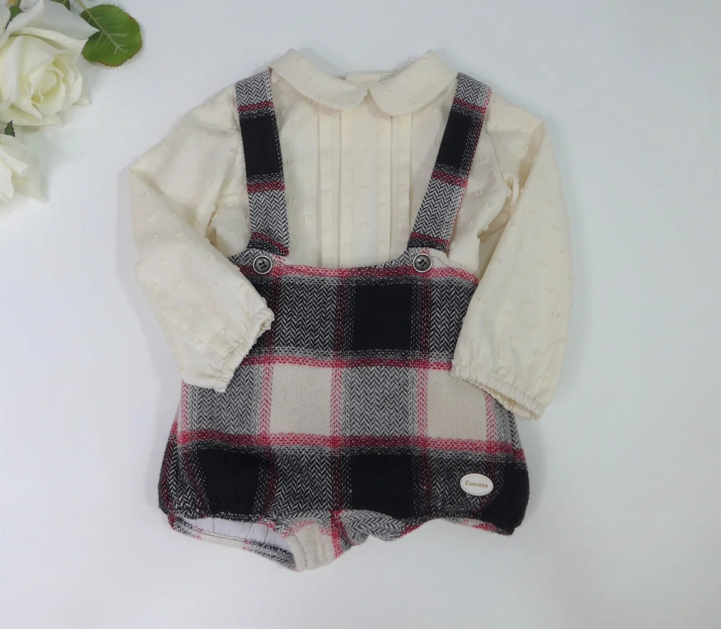 Peto de cuadros negros con tirantes y camisa - PARDALETS