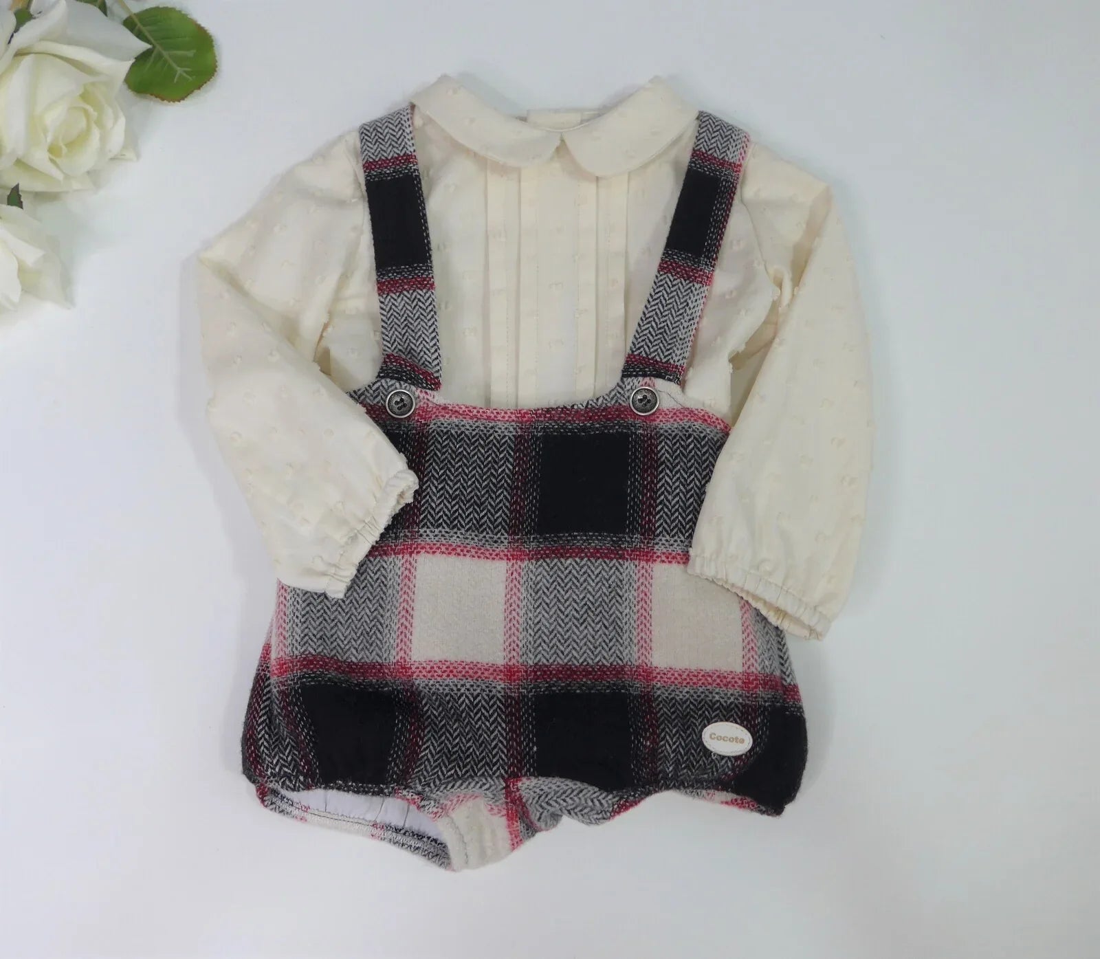 Peto de cuadros negros con tirantes y camisa - PARDALETS