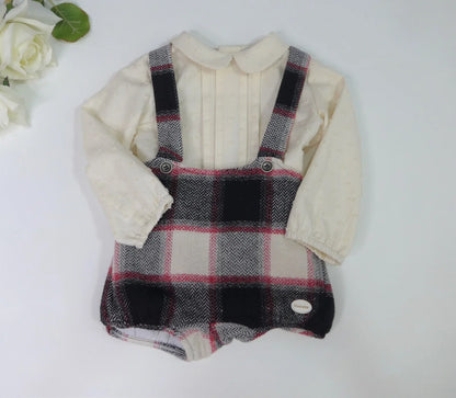 Peto de cuadros negros con tirantes y camisa - PARDALETS