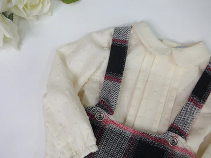 Peto de cuadros negros con tirantes y camisa - PARDALETS