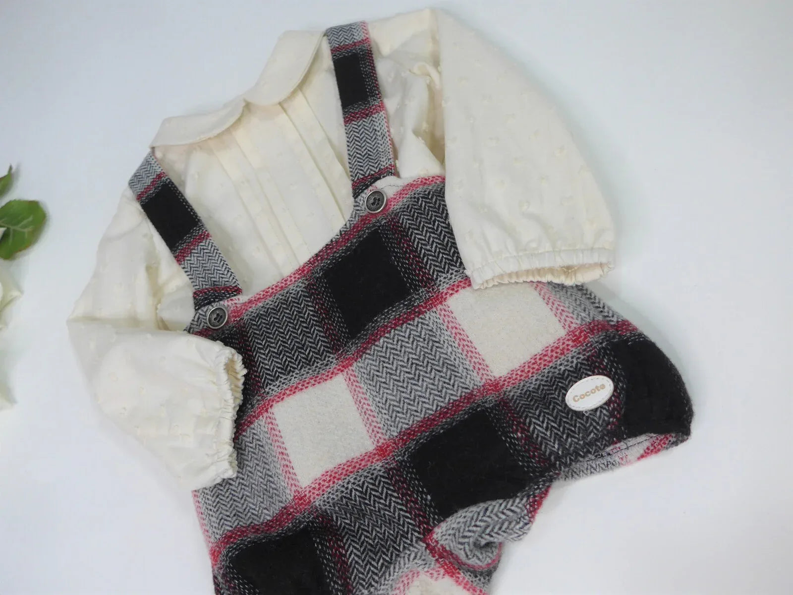 Peto de cuadros negros con tirantes y camisa - PARDALETS