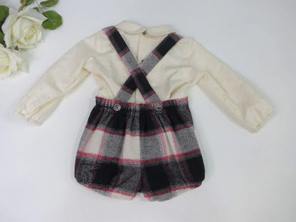 Peto de cuadros negros con tirantes y camisa - PARDALETS