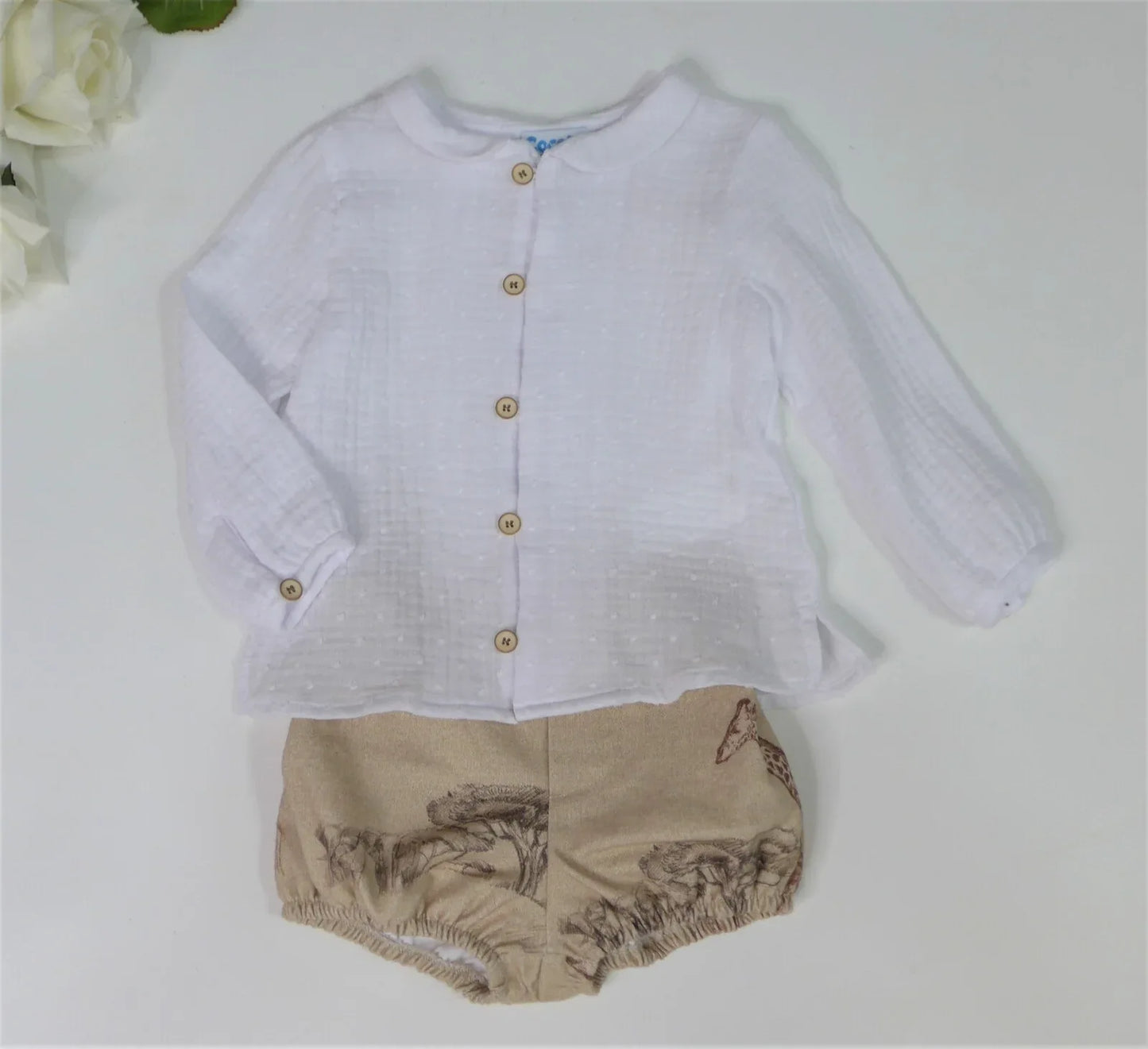 Conjunto rana con estampado de jirafas y camisa blanca - PARDALETS