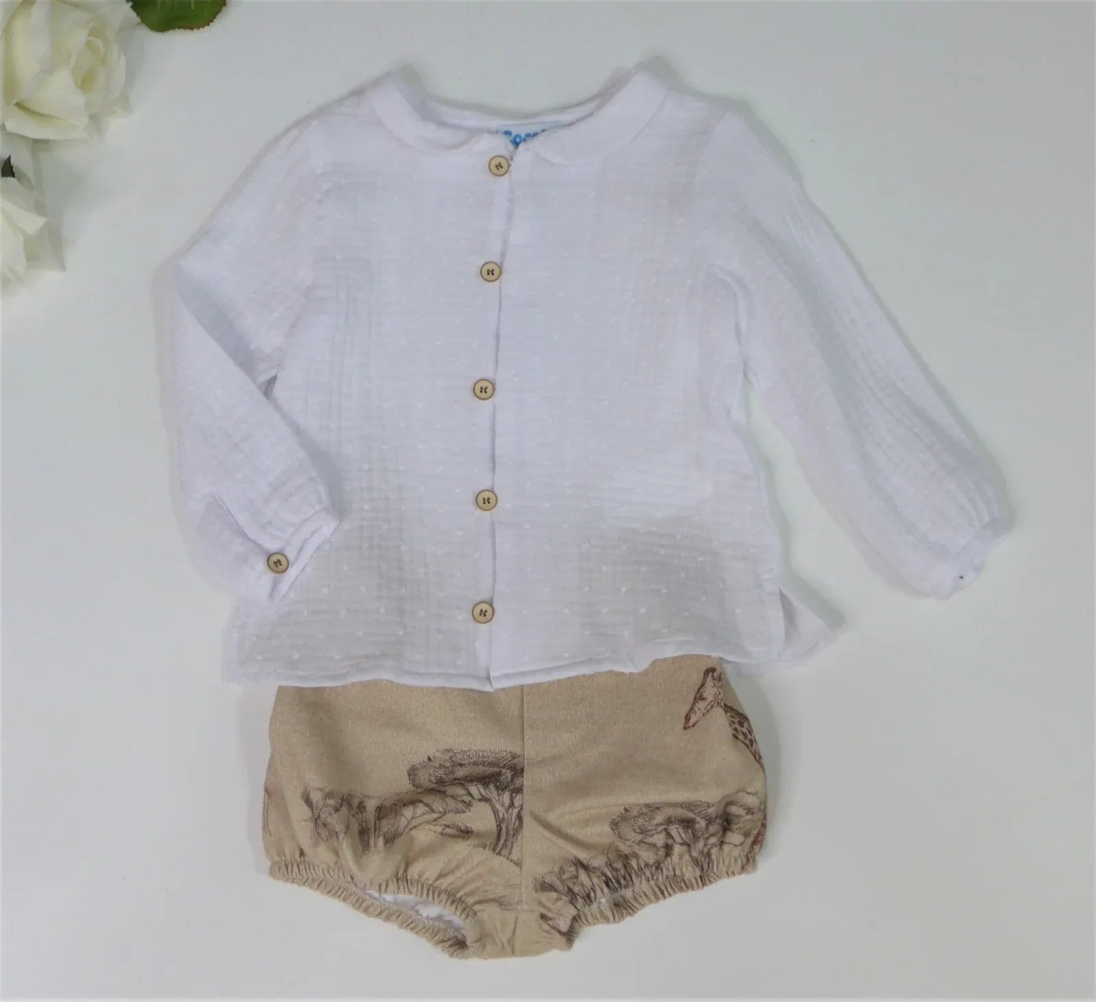 Conjunto rana con estampado de jirafas y camisa blanca - PARDALETS