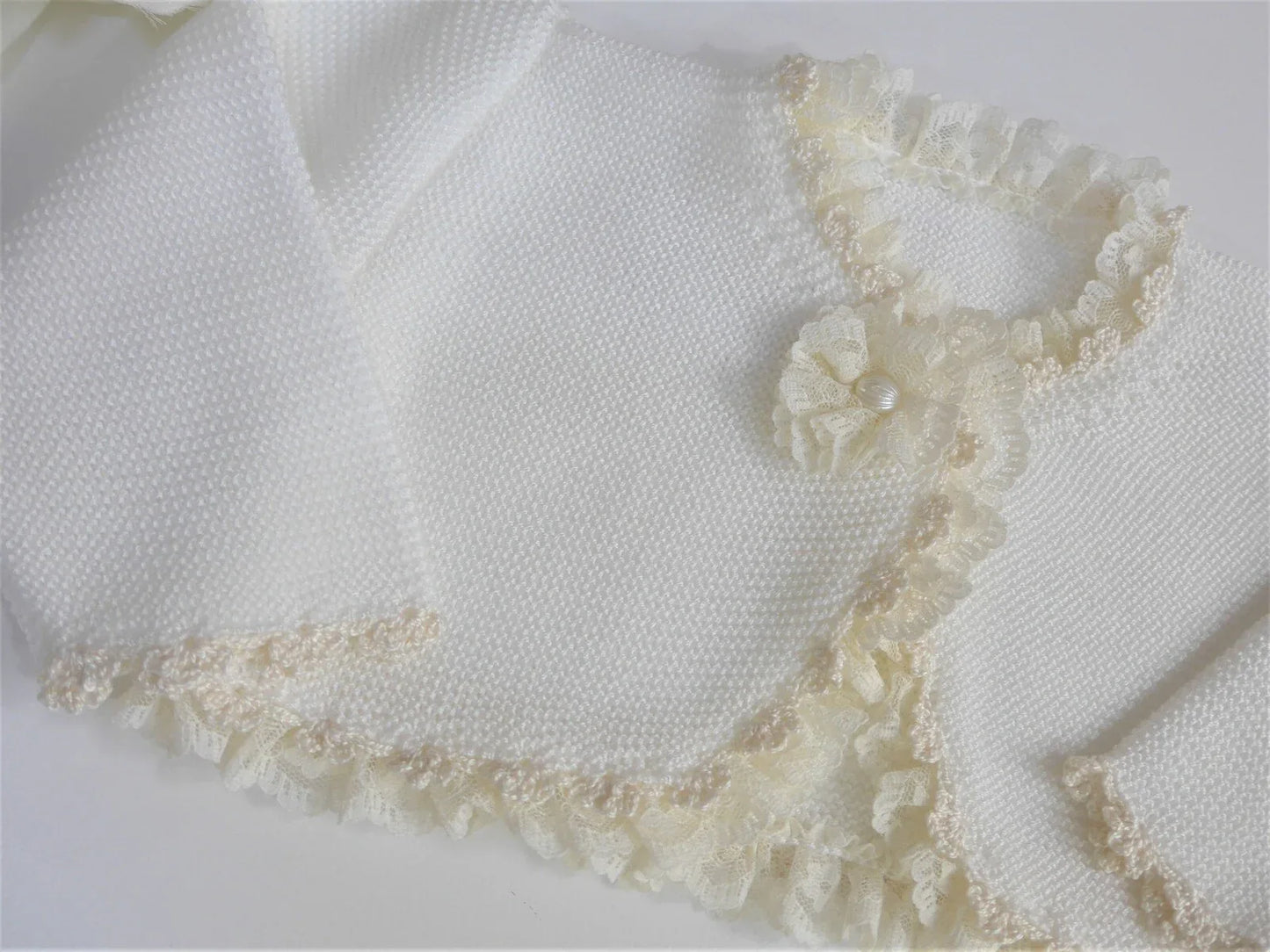 Chaqueta punto con puntilla y adorno flor - PARDALETS