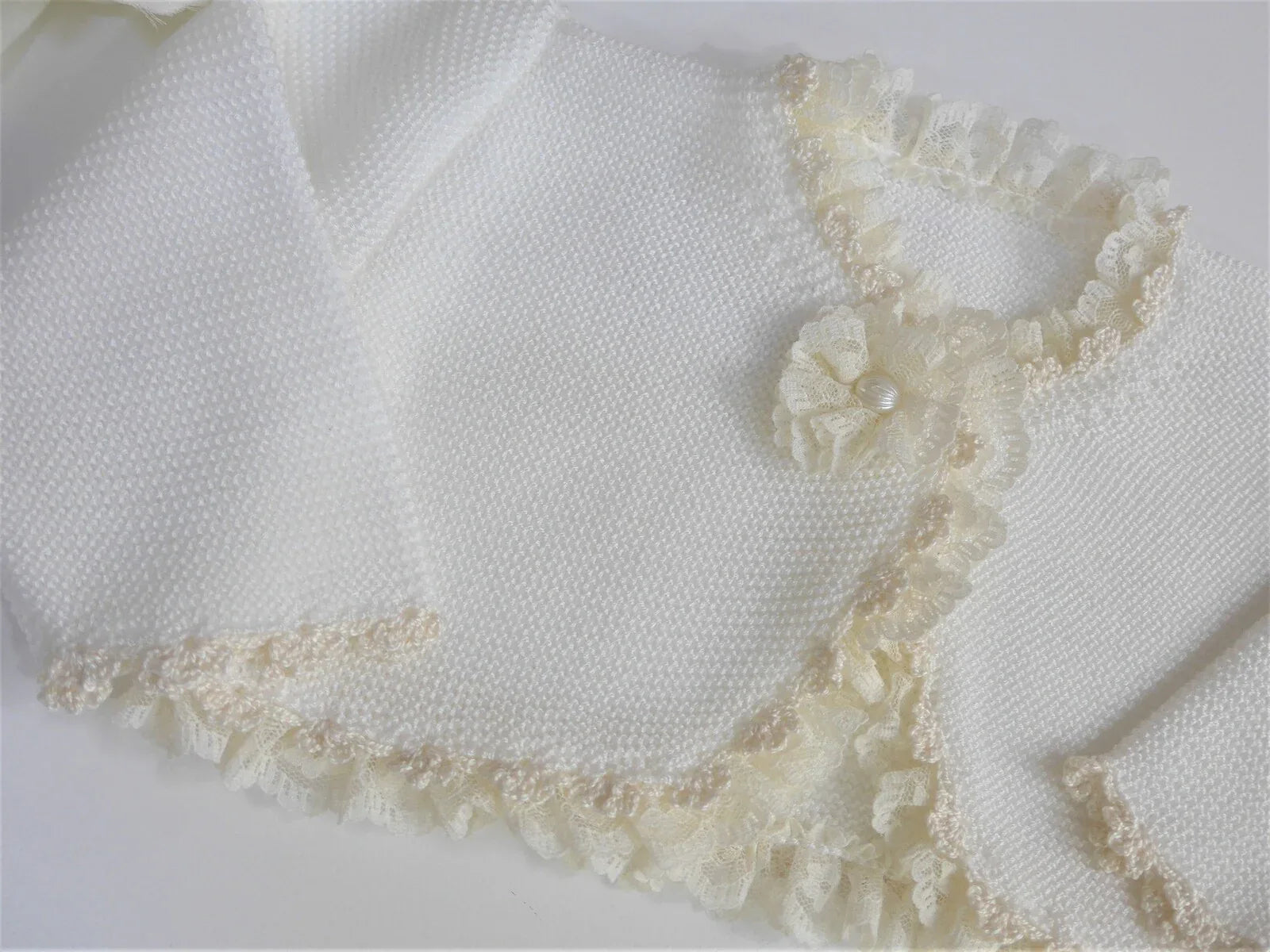Chaqueta punto con puntilla y adorno flor - PARDALETS