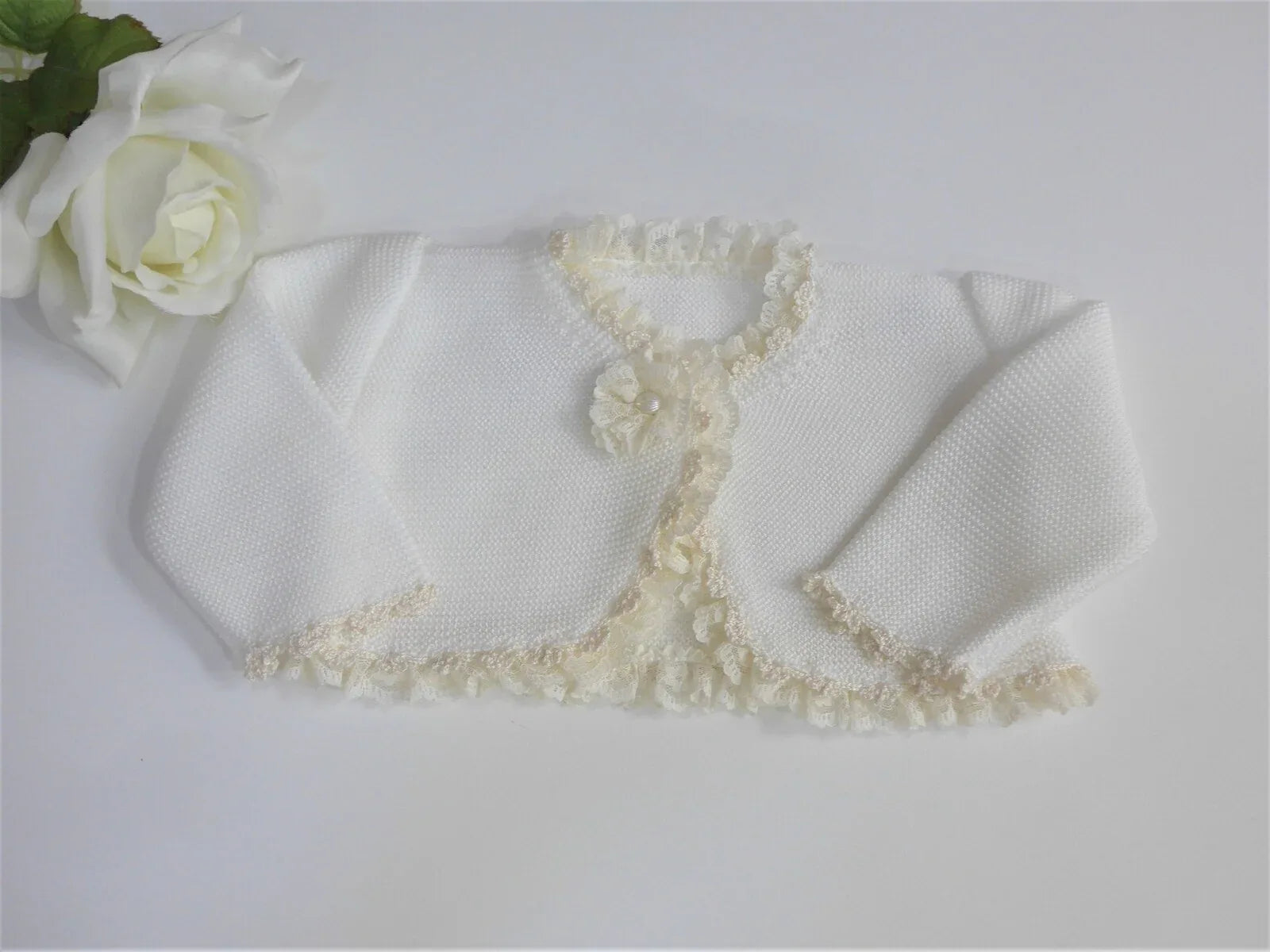 Chaqueta punto con puntilla y adorno flor - PARDALETS