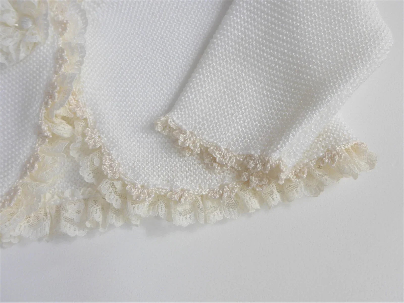 Chaqueta punto con puntilla y adorno flor - PARDALETS