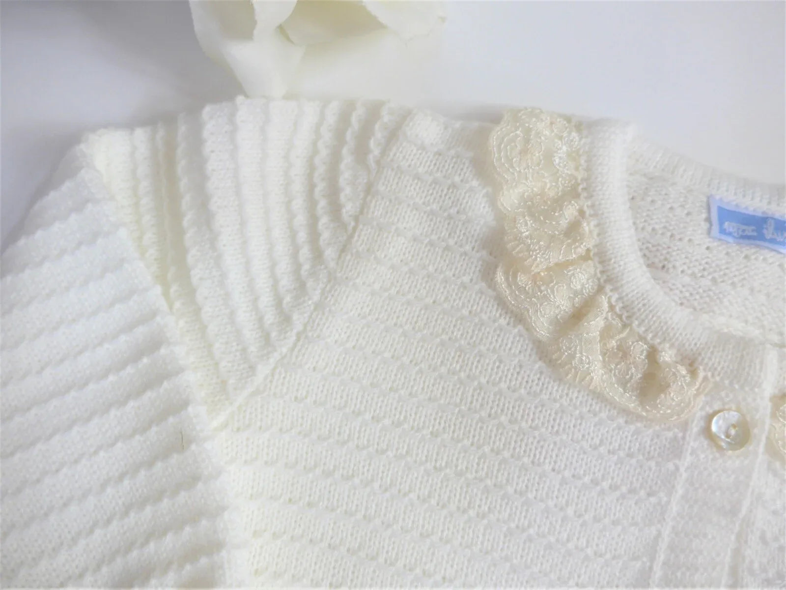 Chaqueta beig con puntilla en el cuello - PARDALETS
