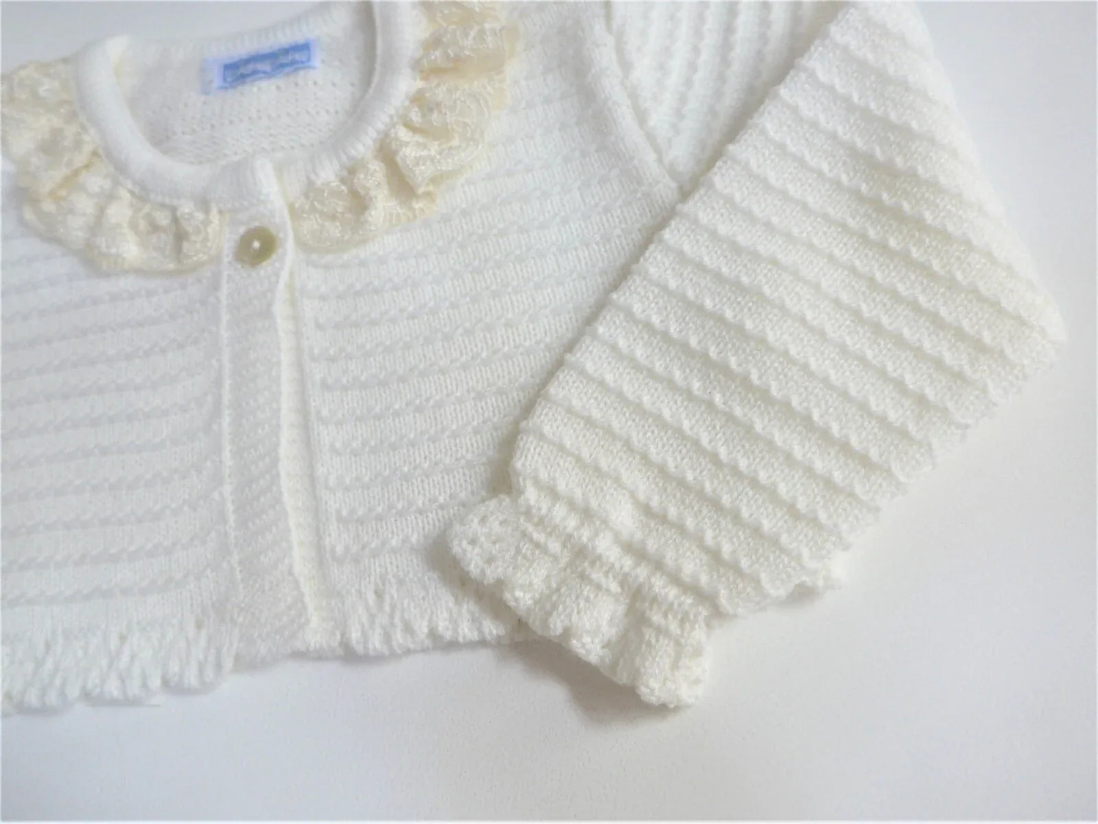 Chaqueta beig con puntilla en el cuello - PARDALETS