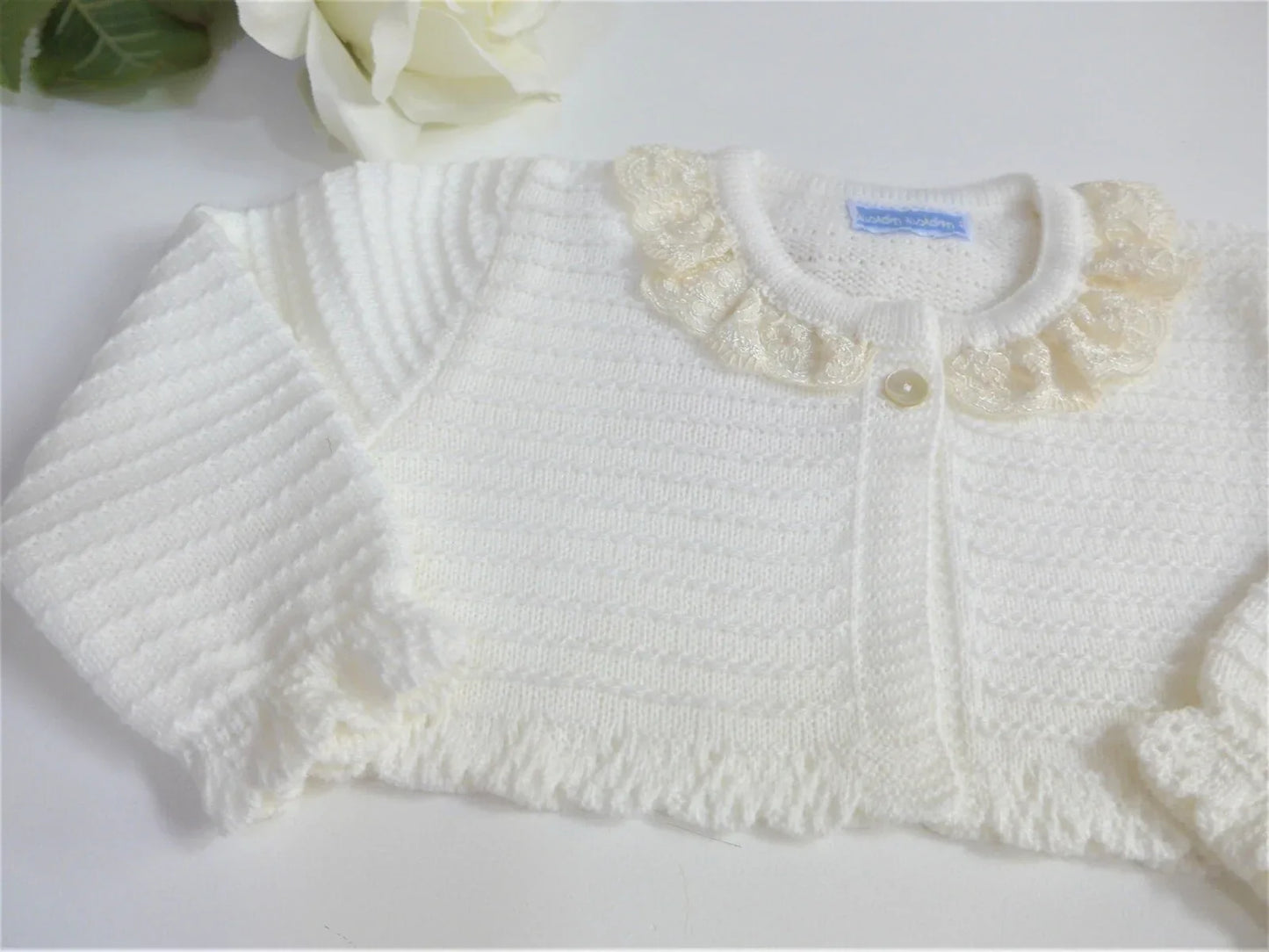 Chaqueta beig con puntilla en el cuello - PARDALETS