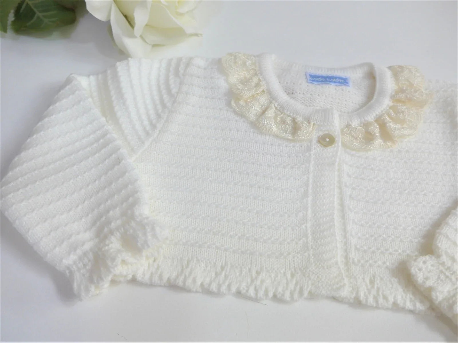 Chaqueta beig con puntilla en el cuello - PARDALETS