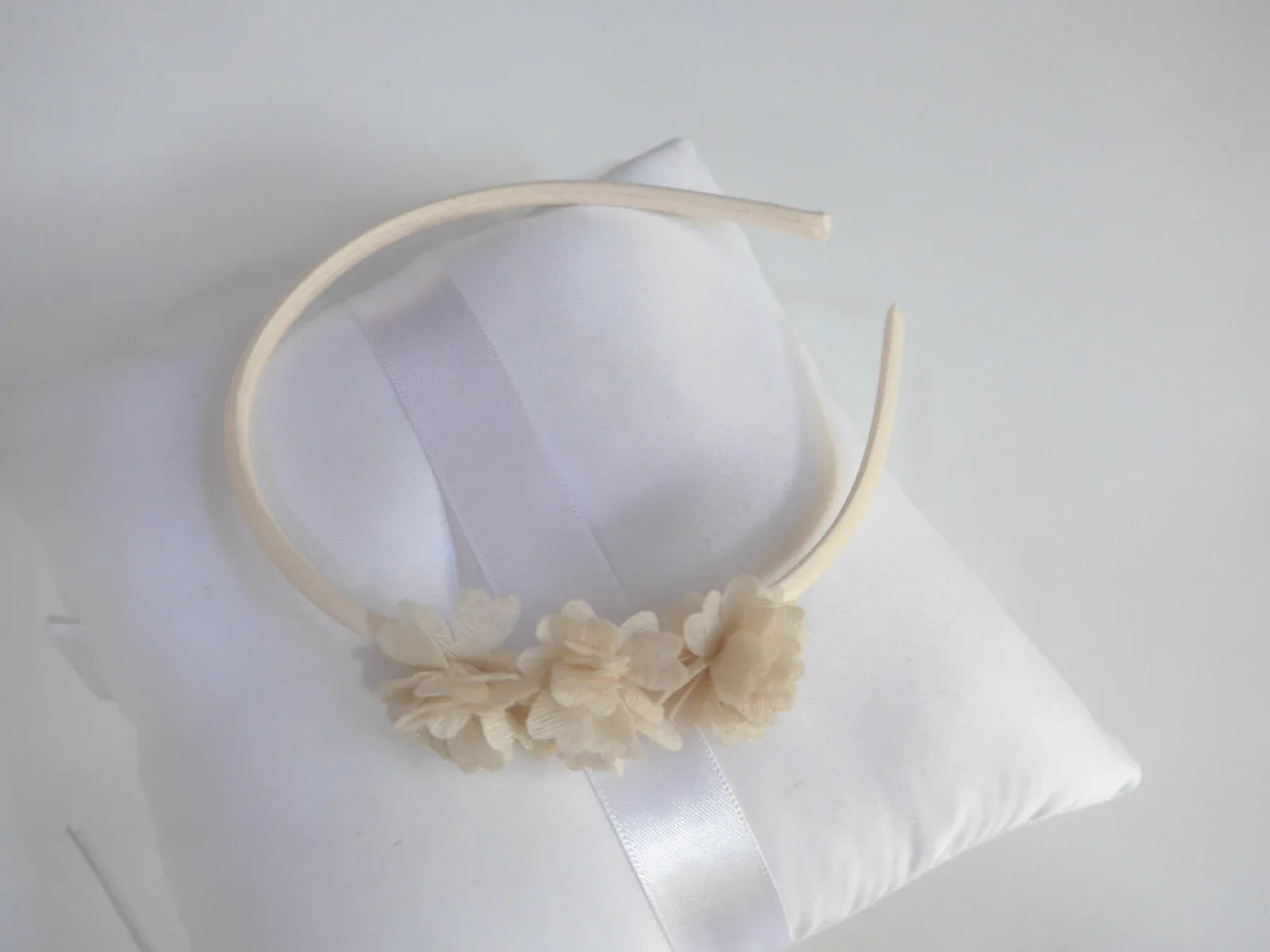 Diadema florecitas beig de bambula - PARDALETS