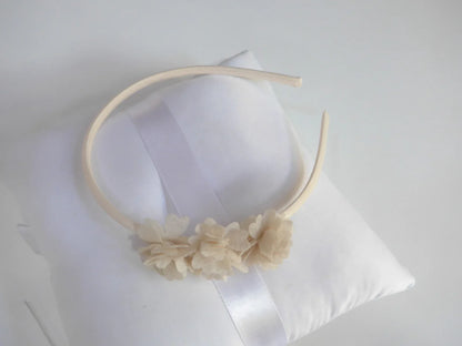 Diadema florecitas beig de bambula - PARDALETS