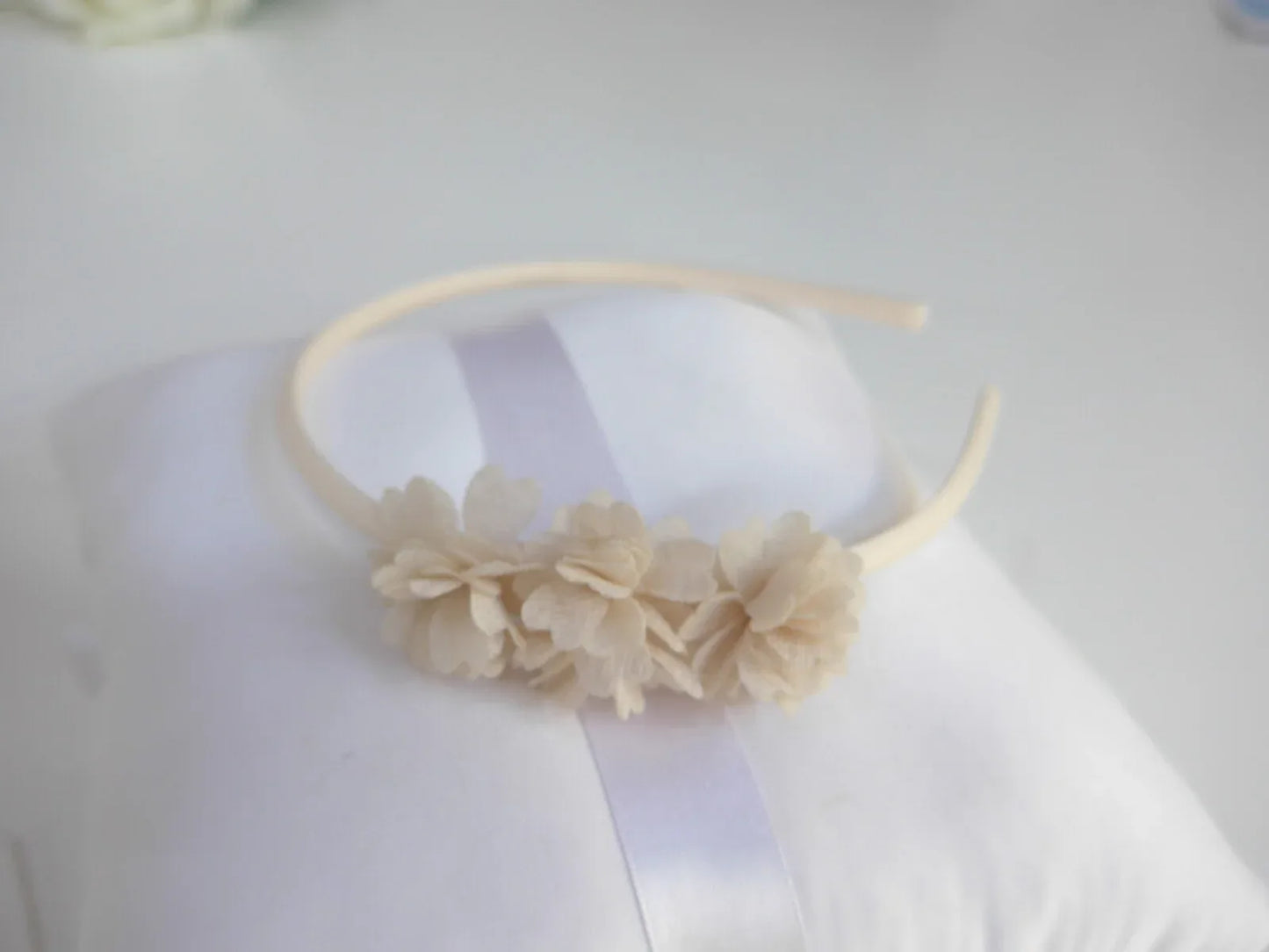 Diadema florecitas beig de bambula - PARDALETS